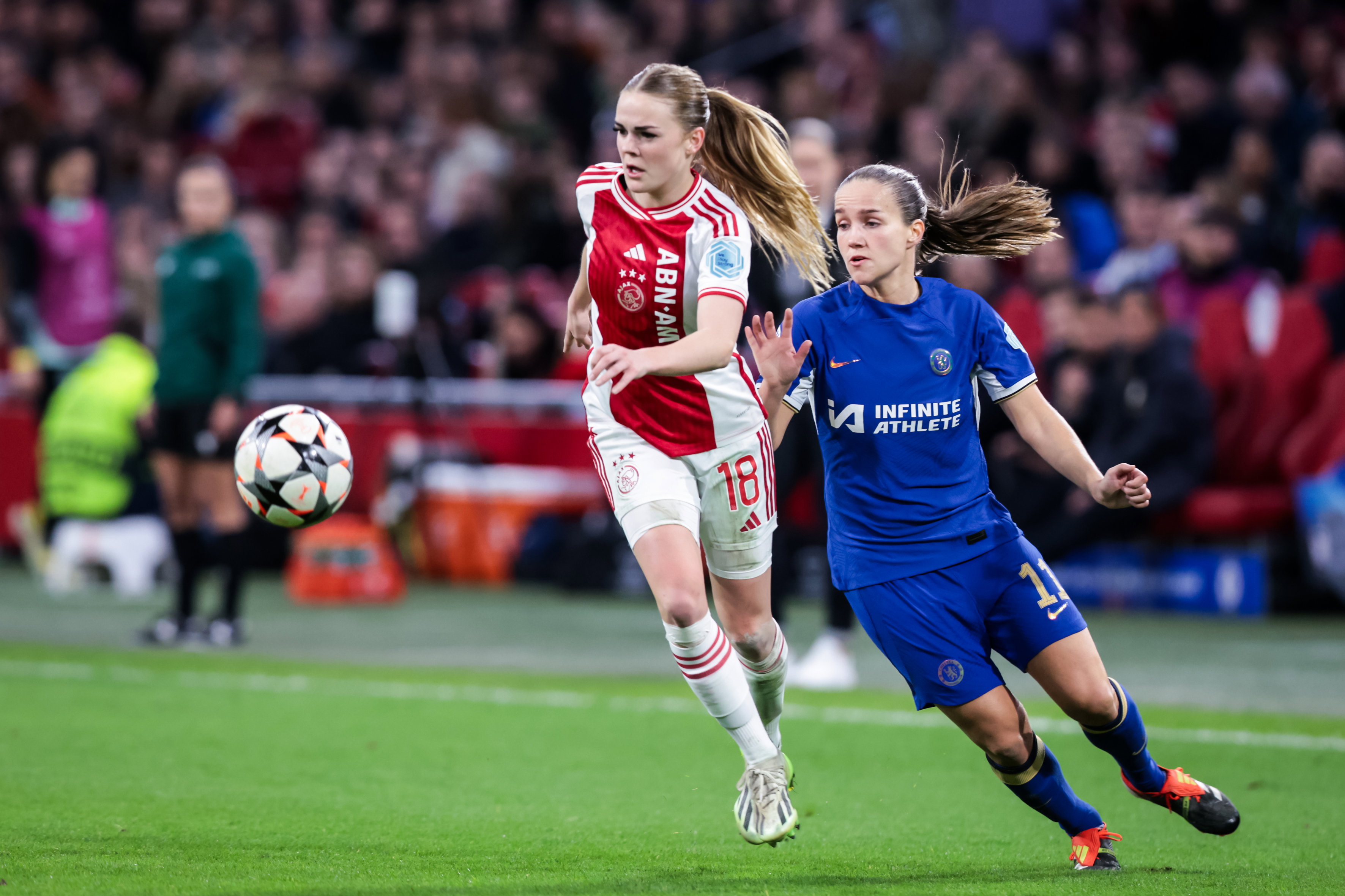 Milicia Keijzer (Ajax) en Guro Reiten (Chelsea) tijdens de heenwedstrijd