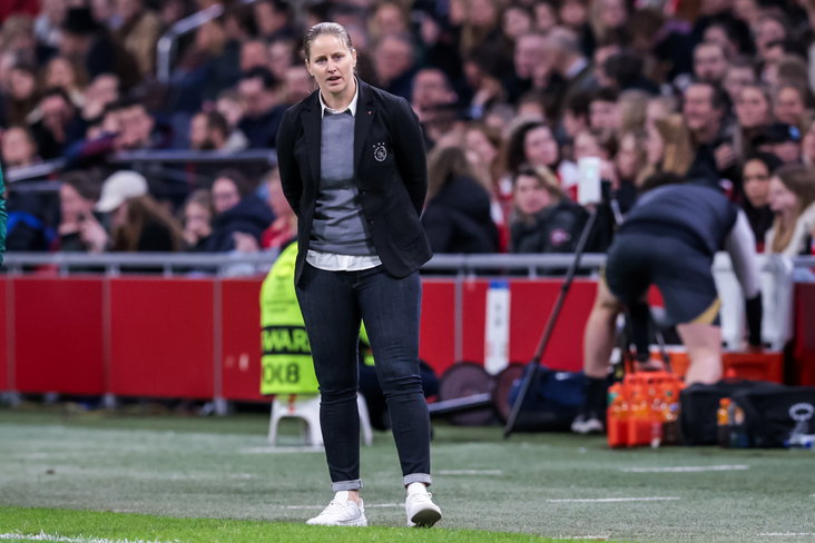 Suzanne Bakker langs de lijn in de Johan Cruijff ArenA
