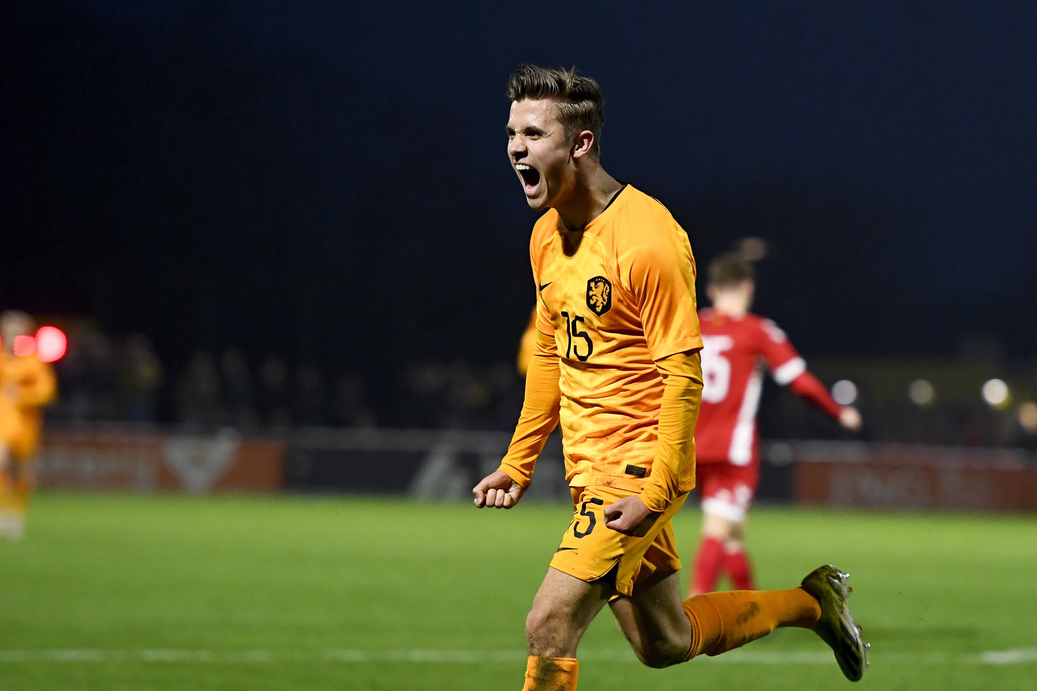 Mike Kleijn juicht na zijn treffer voor Oranje onder 19