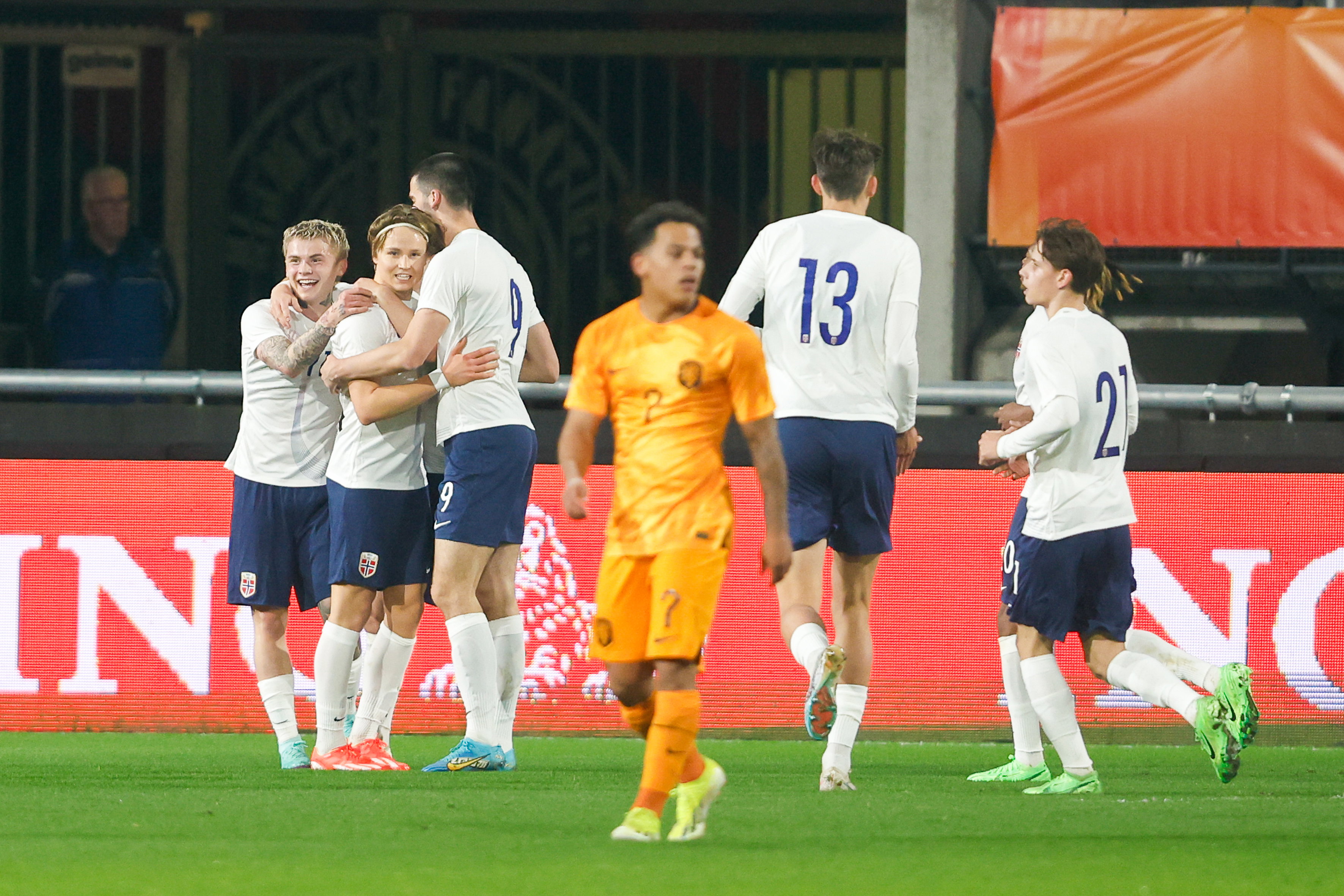 Jong Noorwegen juicht na een goal tegen Jong Oranje