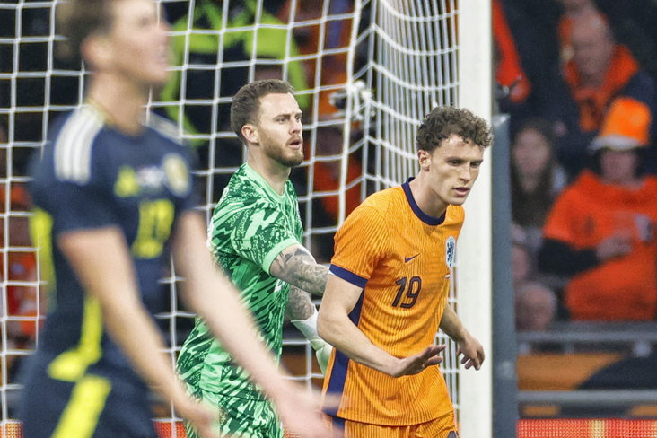 Mats Wieffer in actie tegen Schotland