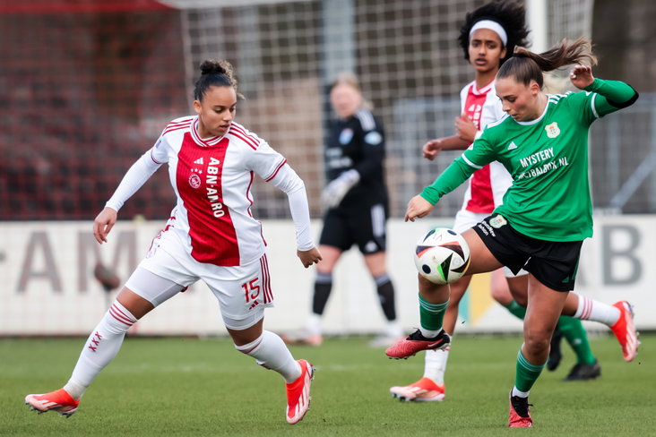 Naomi Hilhorst (PEC Zwolle) aan de bal tegen Ajax