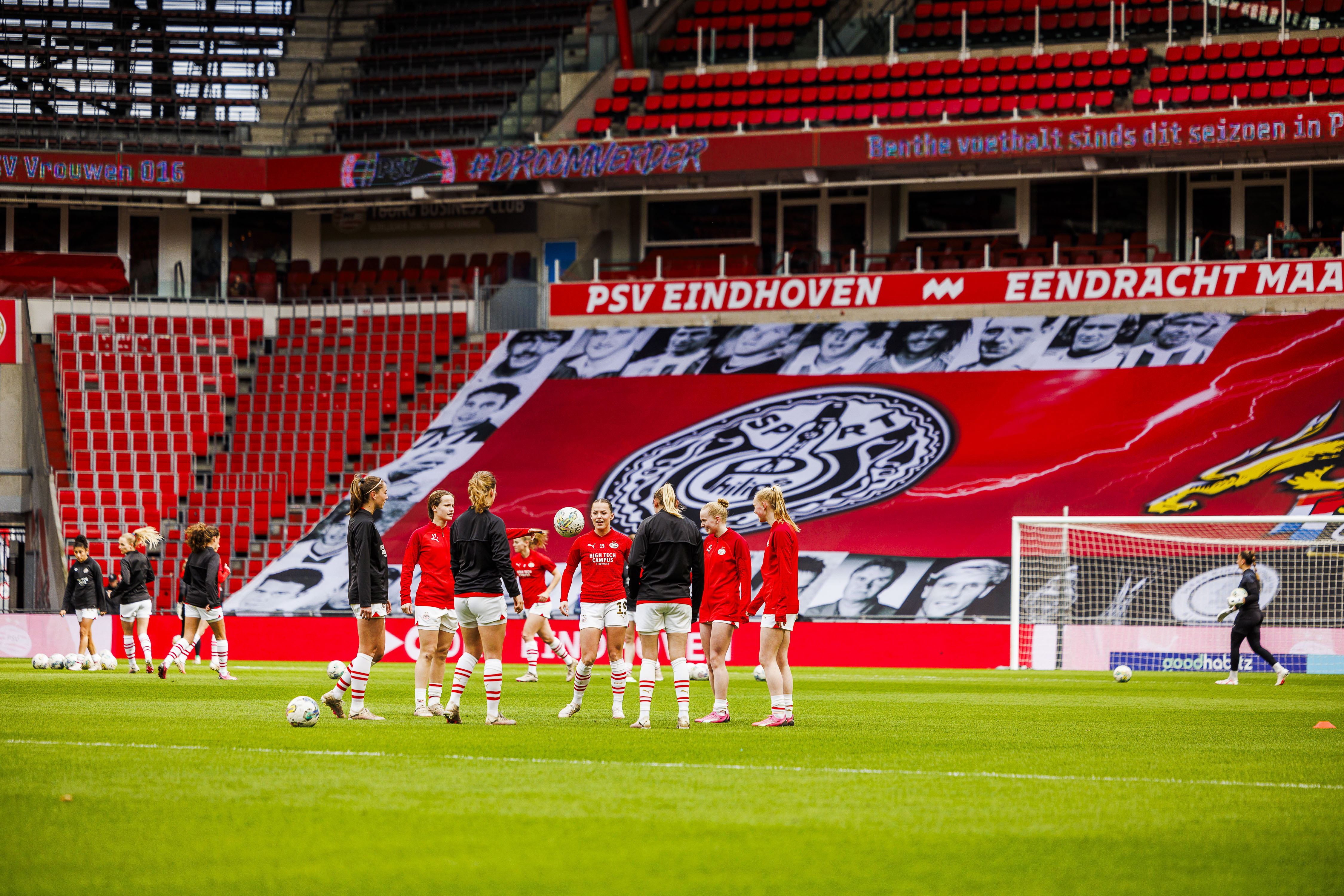 PSV is bezig aan de warming-up in het Philips Stadion