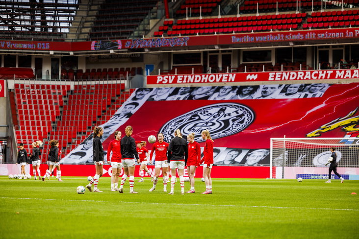 PSV is bezig aan de warming-up in het Philips Stadion
