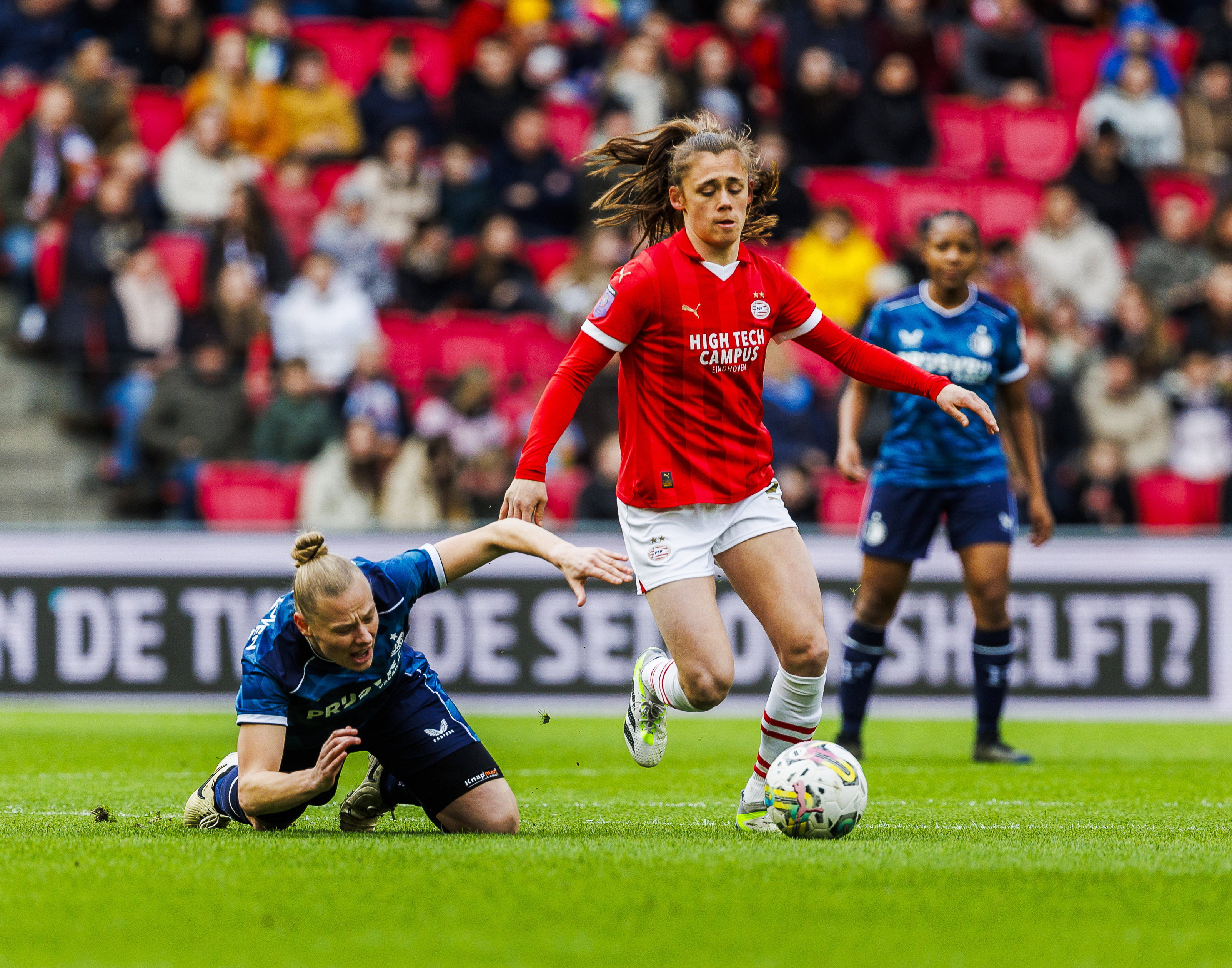 Joëlle Smits in actie tegen Feyenoord