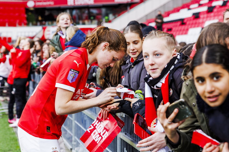 Veerle Buurman (PSV) deelt handtekeningen uit in het Philips Stadion