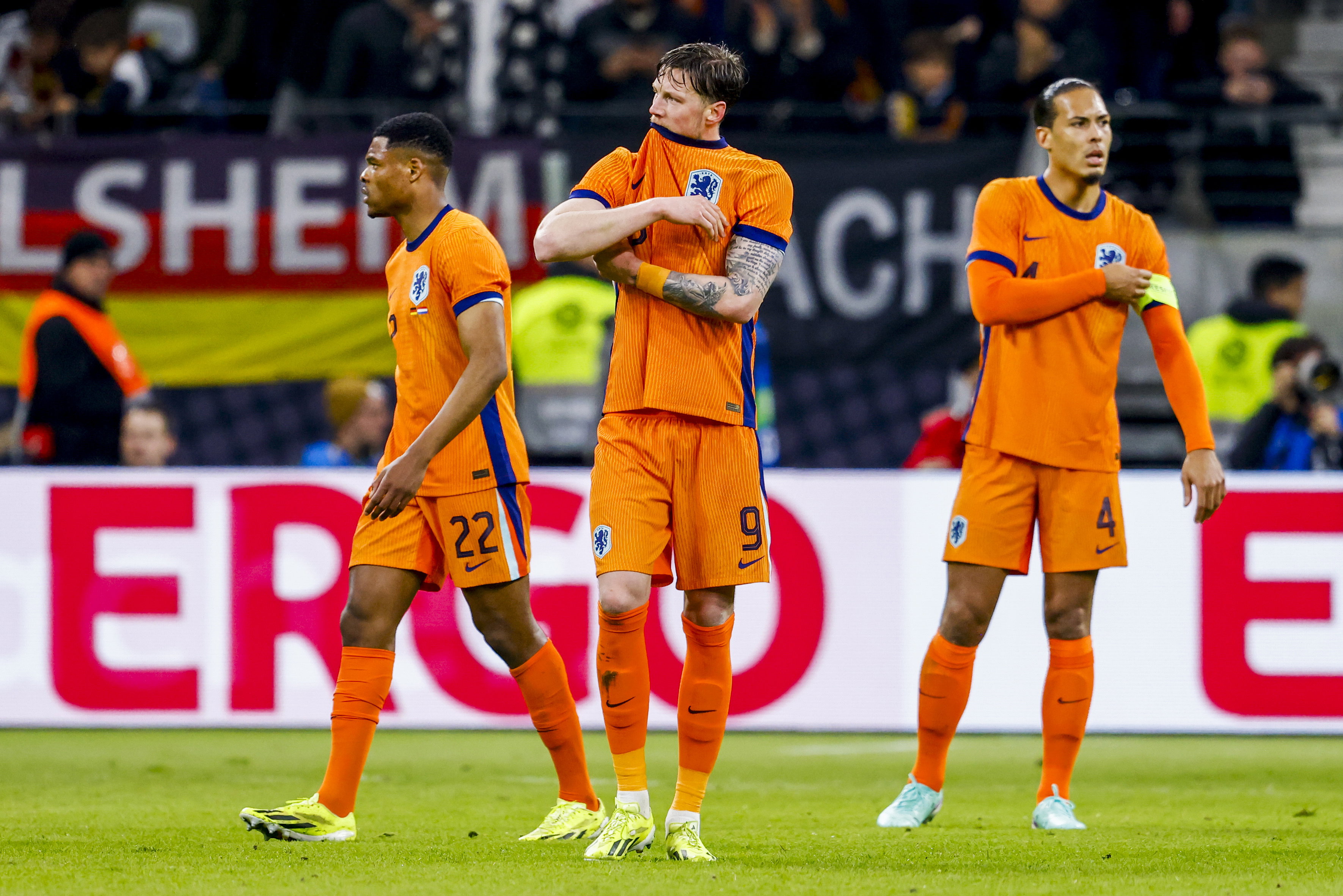 Denzel Dumfries, Wout Weghorst en Virgil van Dijk balen