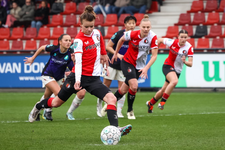 Esmee de Graaf schiet vanaf elf meter binnen namens Feyenoord
