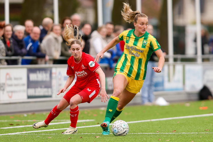 Lobke Loonen (ADO Den Haag) in het duel met FC Twente