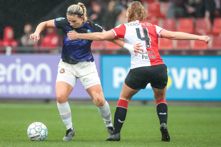 Caroliena Wolters (Telstar) in duel met Amber Verspaget (Feyenoord)
