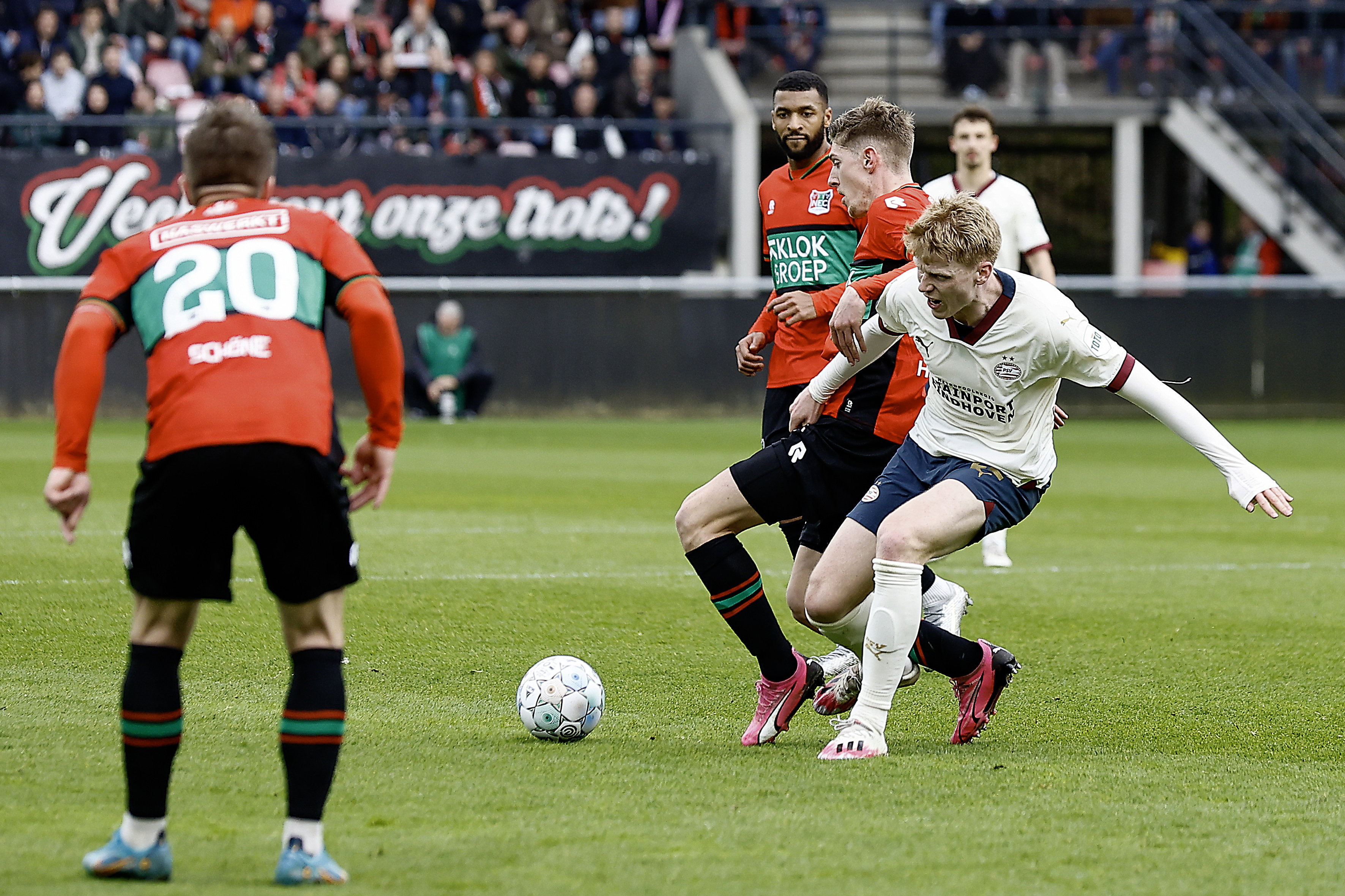 Jerdy Schouten in duel tegen NEC