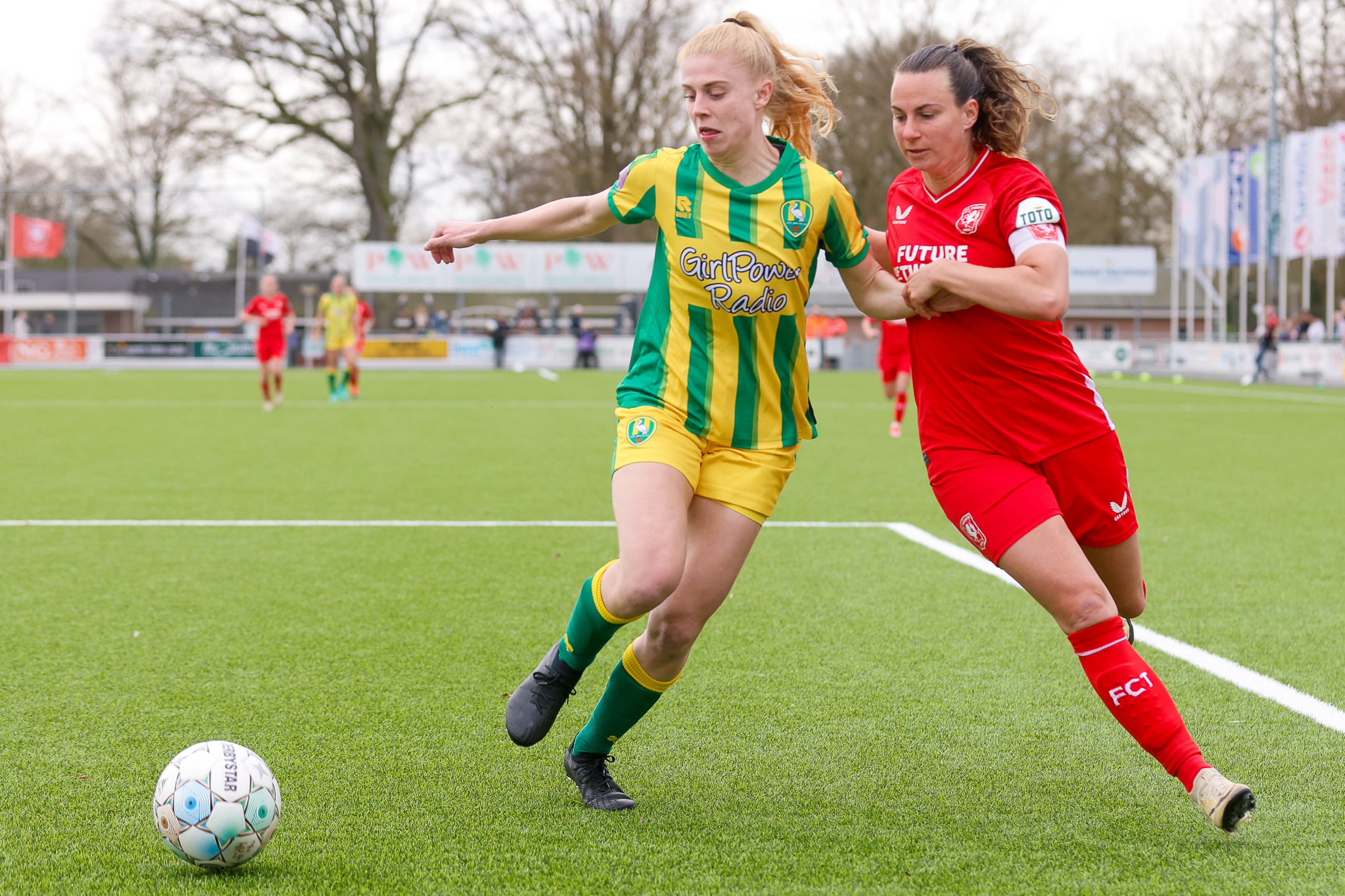 Bo Vonk (ADO Den Haag) houdt Renate Jansen (FC Twente) van de bal