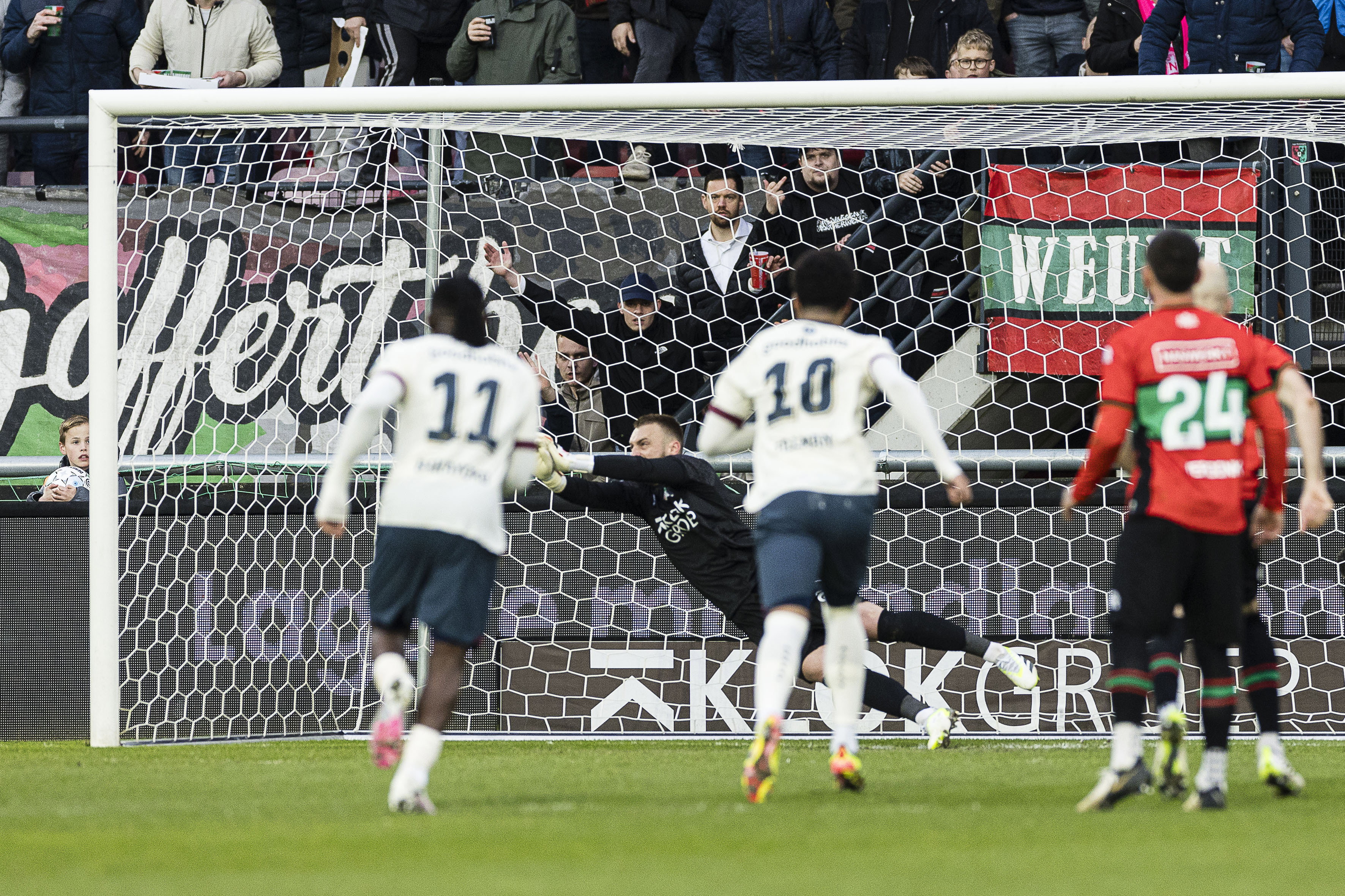 Jasper Cillessen (NEC) stopt een penalty tegen PSV