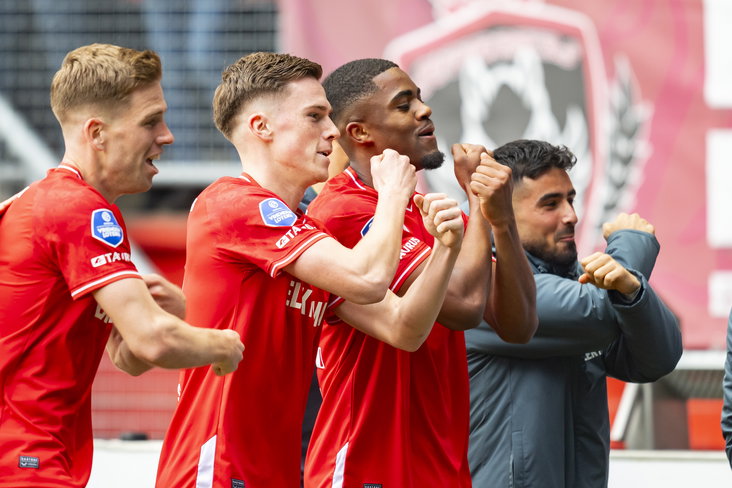 Gijs Smal, Daan Rots, Myron Boadu en Naci Unuvar juichen op de 'Joshua Brenet-manier'