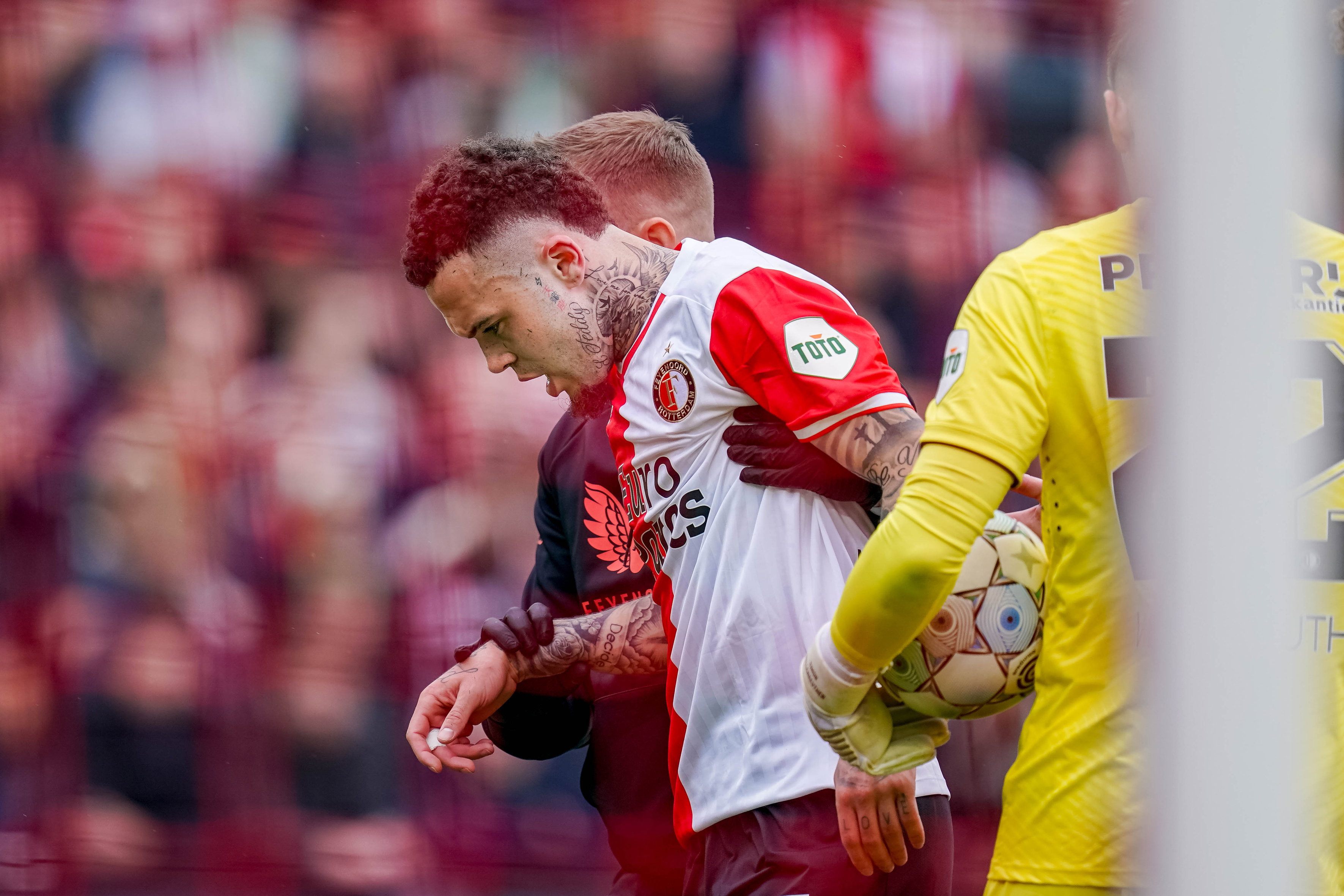 Quilindschy Hartman verlaat zwaar geblesseerd het veld