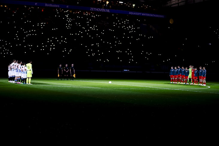 Een minuut stilte bij SC Heerenveen - FC Twente