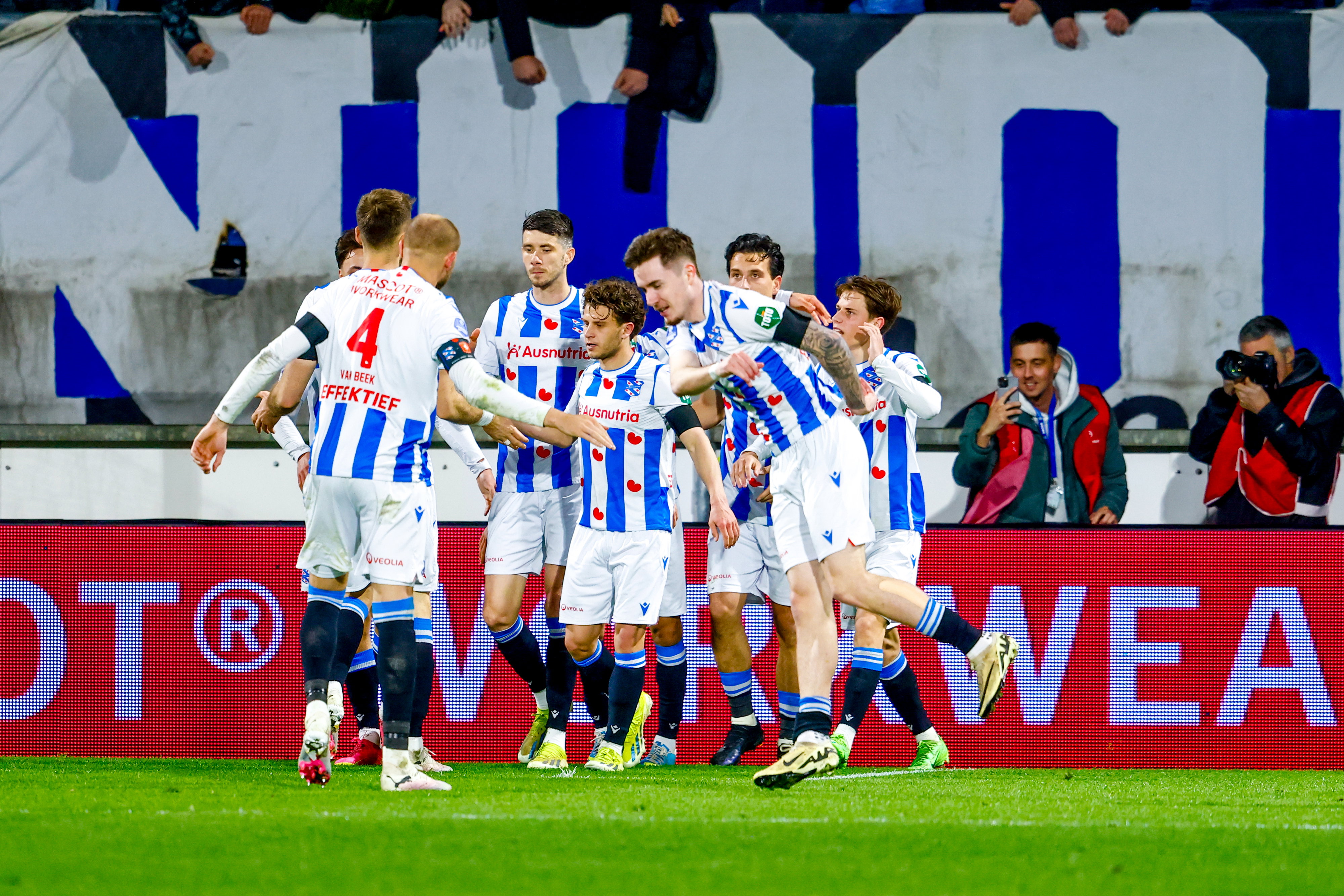 SC Heerenveen viert een doelpunt tegen FC Twente