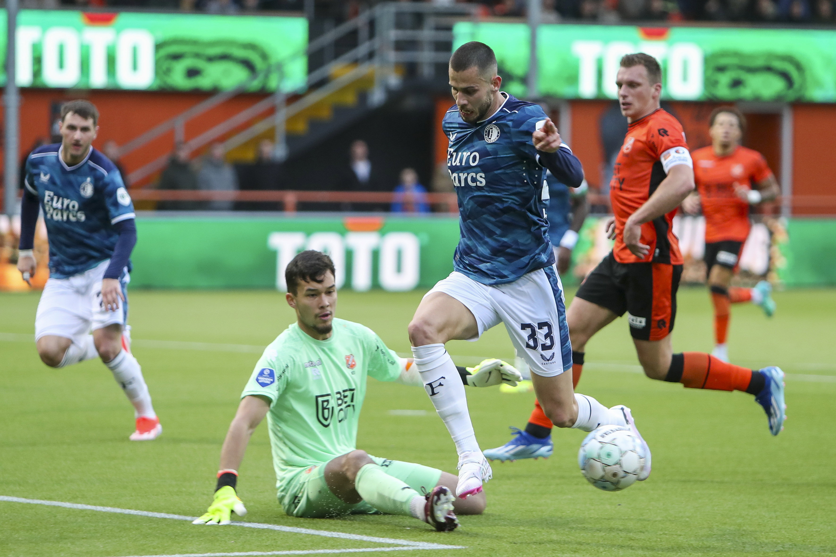David Hancko in actie tegen FC Volendam