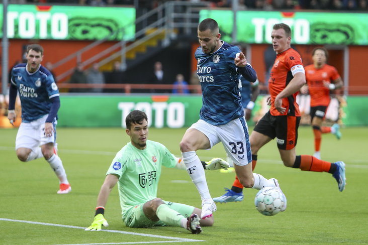 David Hancko in actie tegen FC Volendam