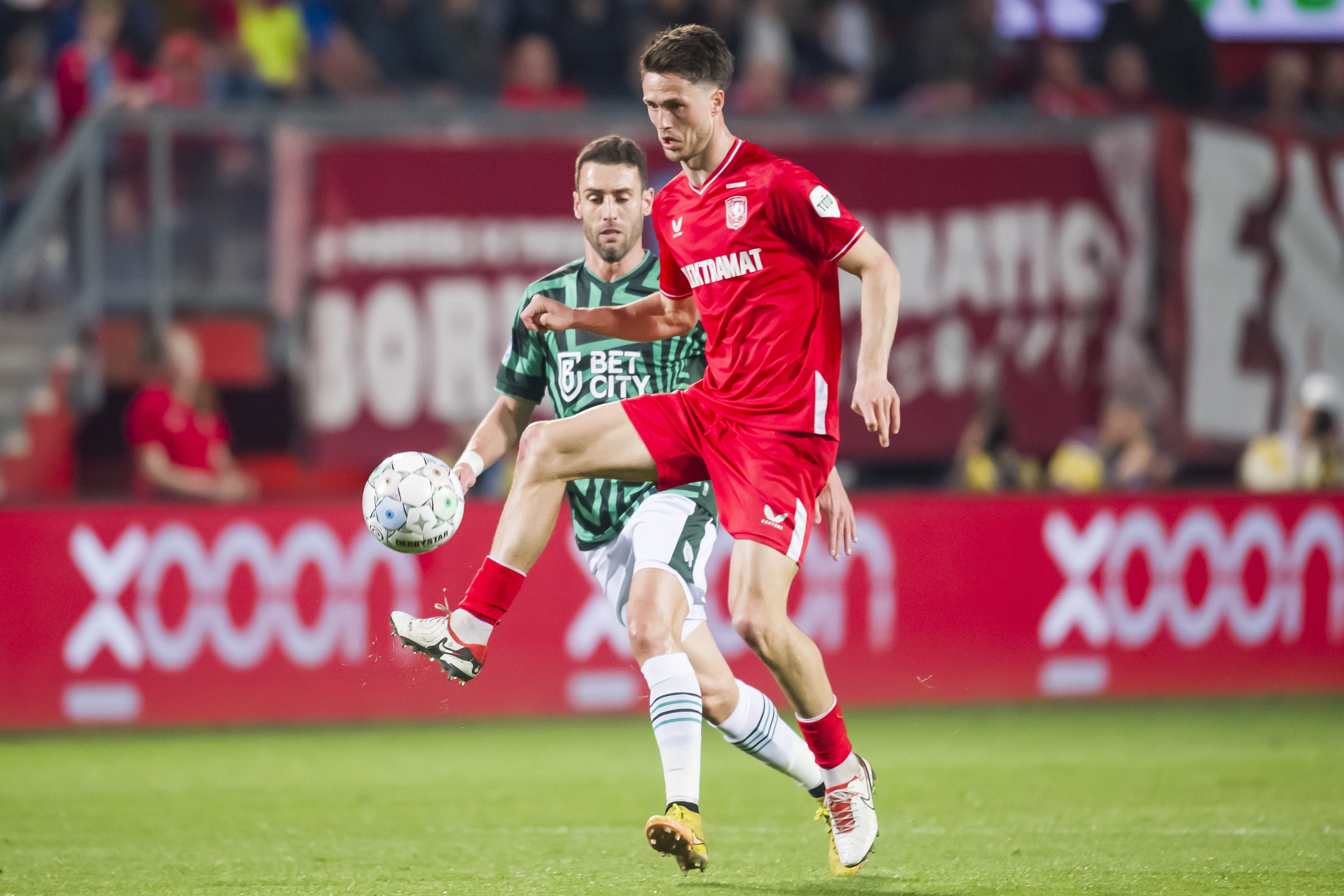 Ivo Pinto in actie tegen Ricky van Wolfswinkel