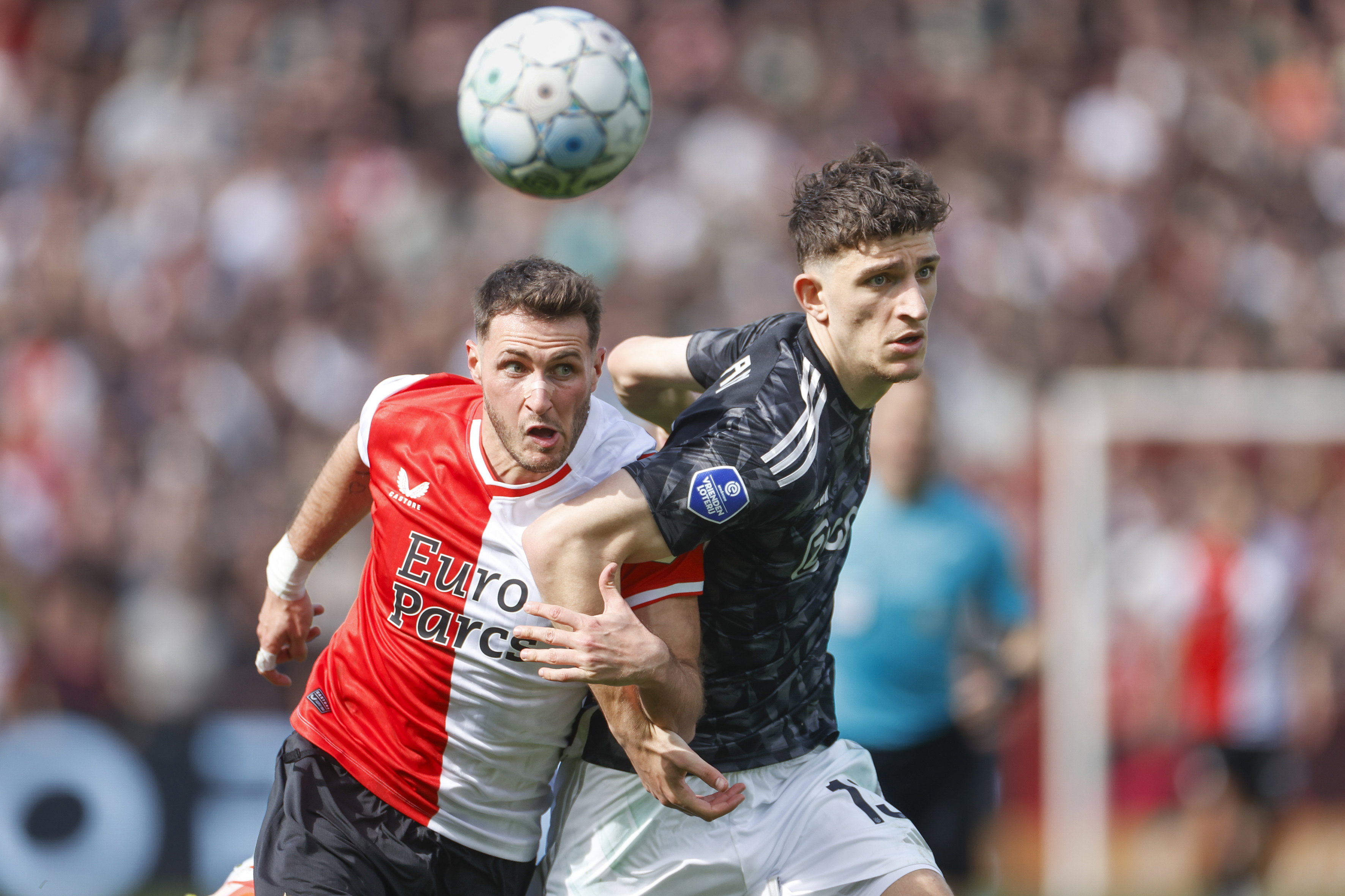 Santiago Giménez en Ahmetcan Kaplan