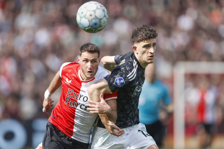 Santiago Giménez en Ahmetcan Kaplan