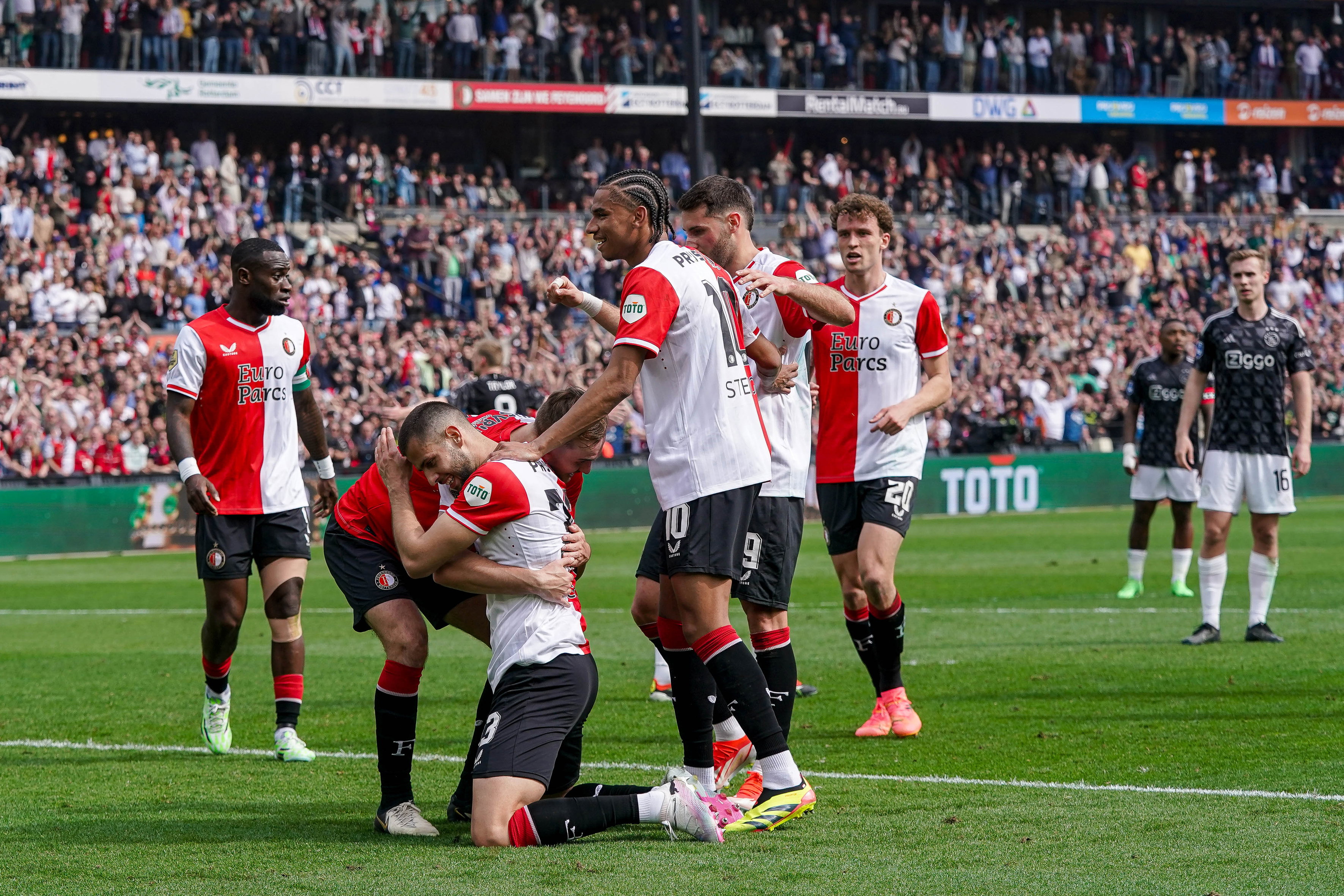 Feyenoord juicht na de 3-0 tegen Ajax