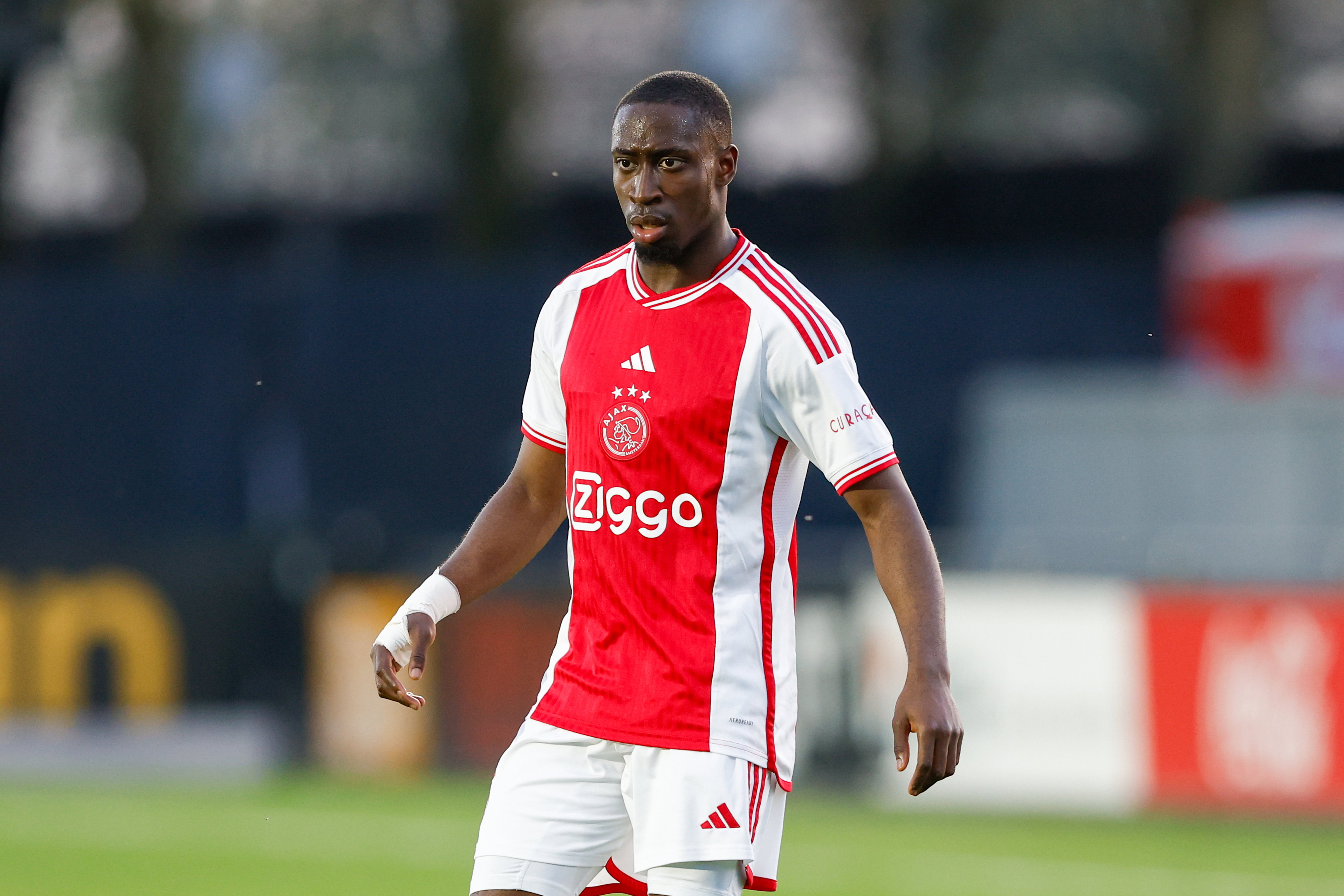 Carlos Forbs in actie voor Jong Ajax