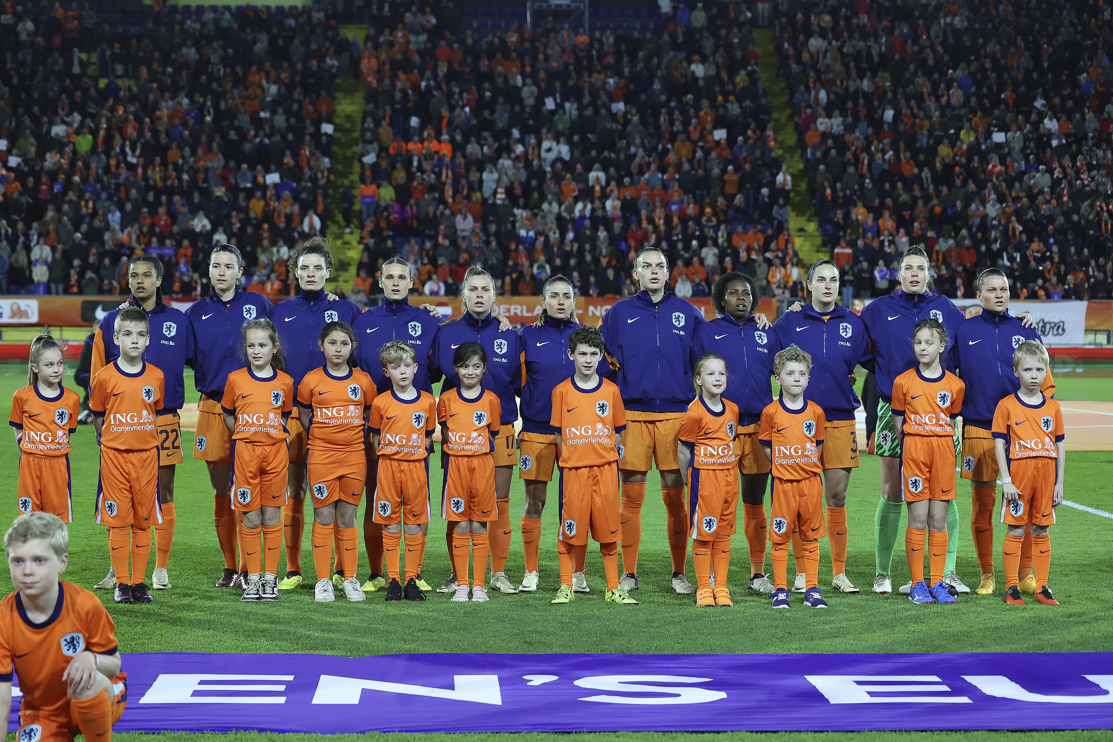De OranjeLeeuwinnen voorafgaand aan het duel met Noorwegen