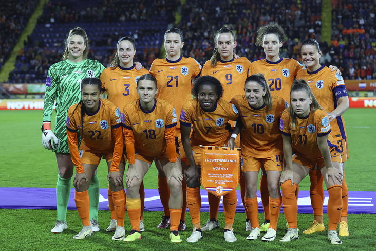 De OranjeLeeuwinnen voorafgaand aan het duel met Noorwegen