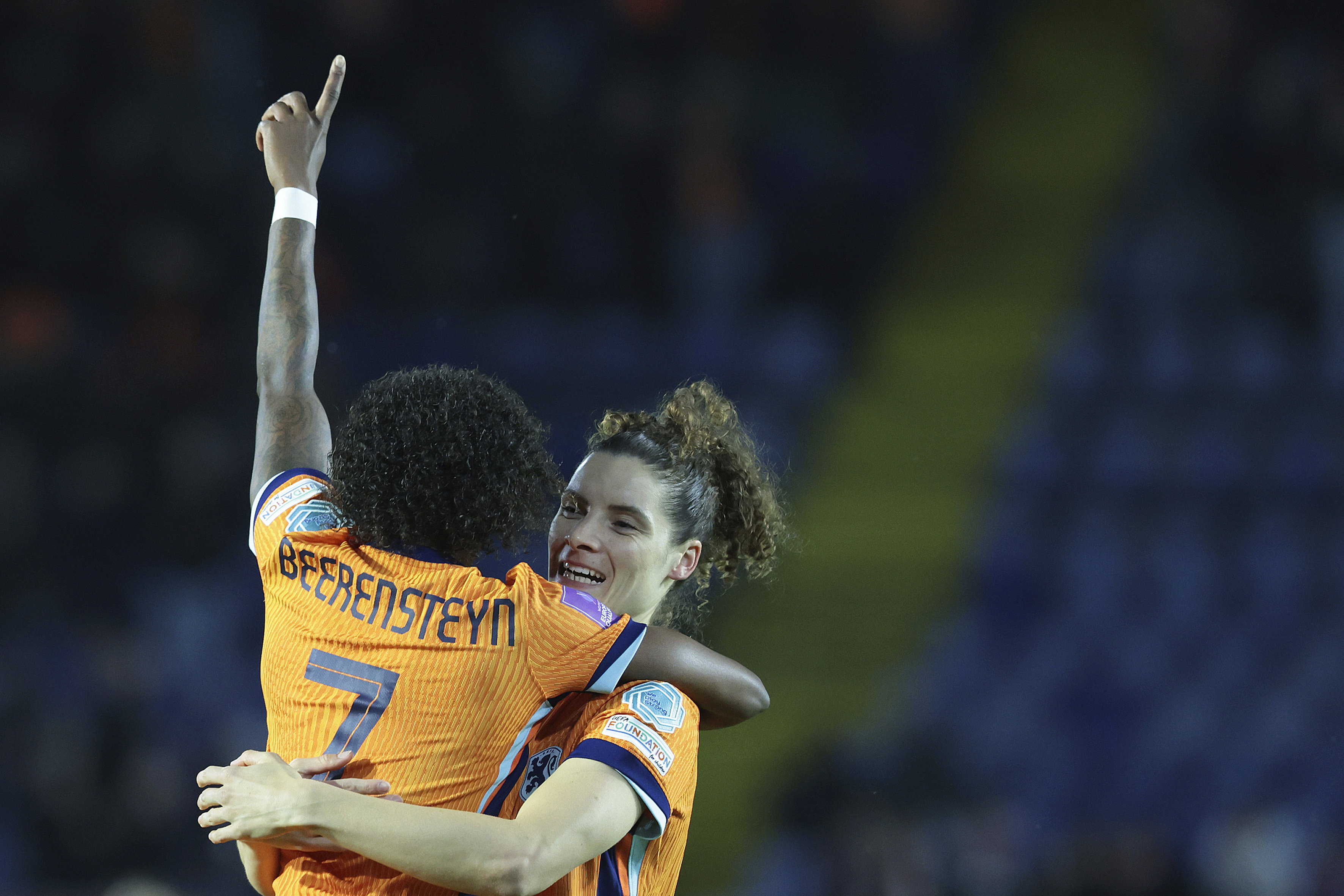Lineth Beerensteyn en Dominique Janssen juichen na een doelpunt voor de OranjeLeeuwinnen