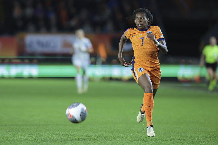 Lineth Beerensteyn in actie namens de OranjeLeeuwinnen