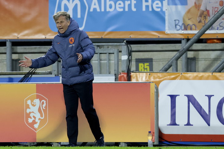Andries Jonker langs de lijn bij de OranjeLeeuwinnen