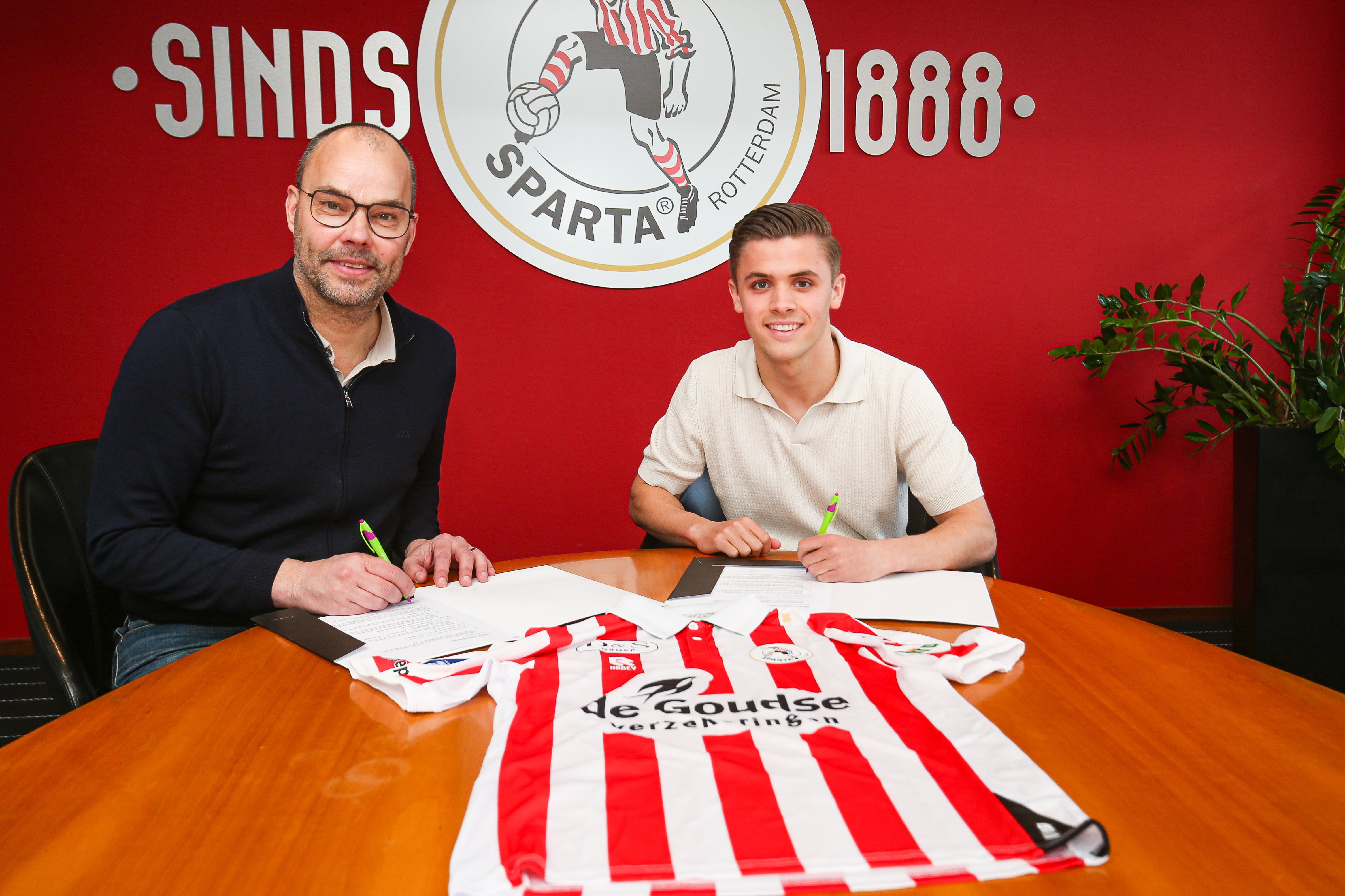 Mike Kleijn tekent zijn contract voor Sparta Rotterdam