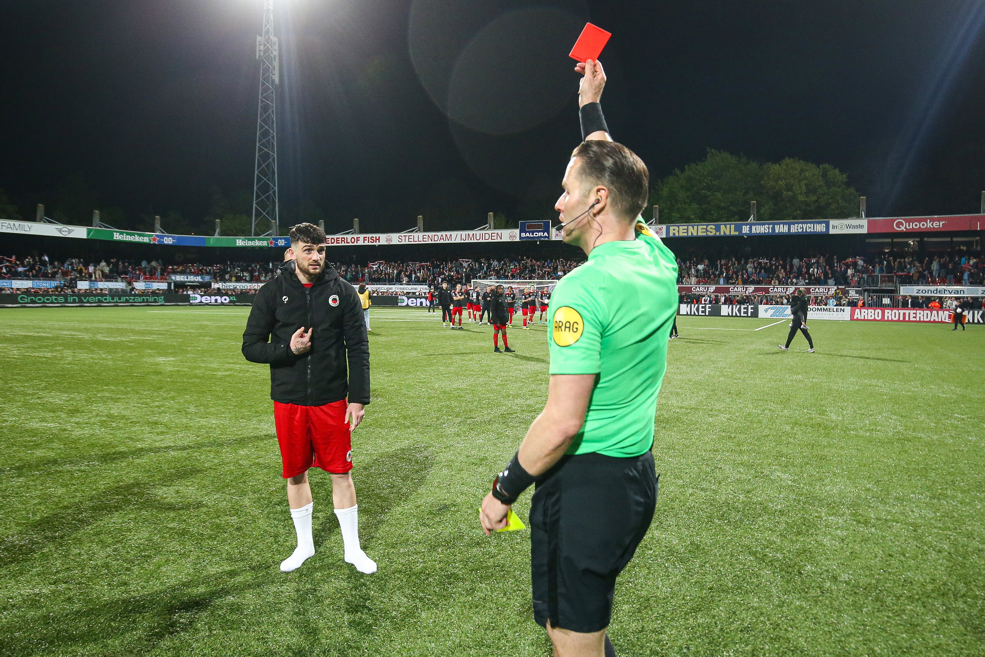Troy Parrott krijgt rood van Danny Makkelie