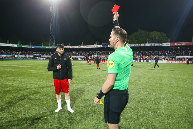 Troy Parrott krijgt rood van Danny Makkelie