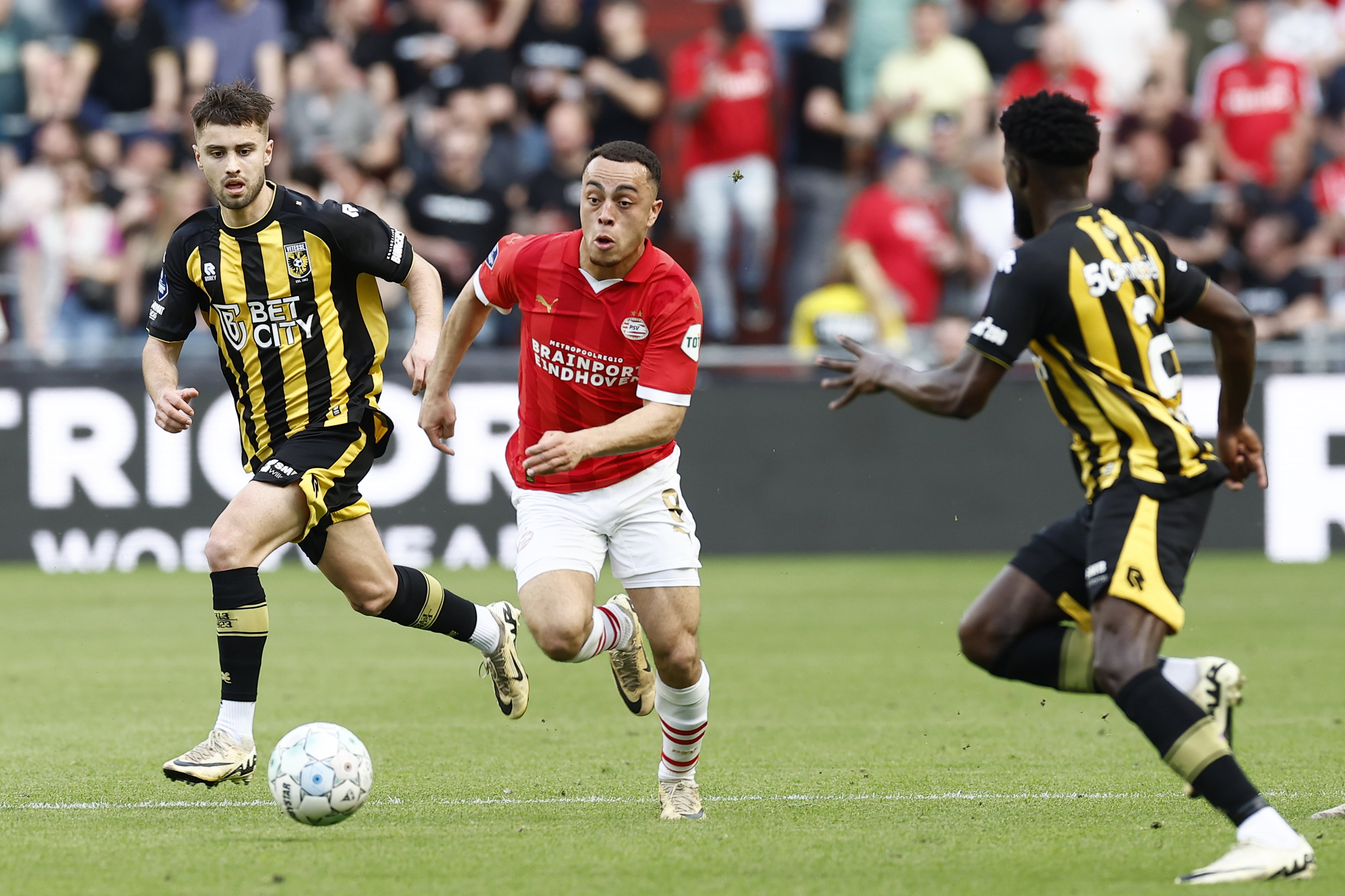 Sergiño Dest in duel tegen Vitesse