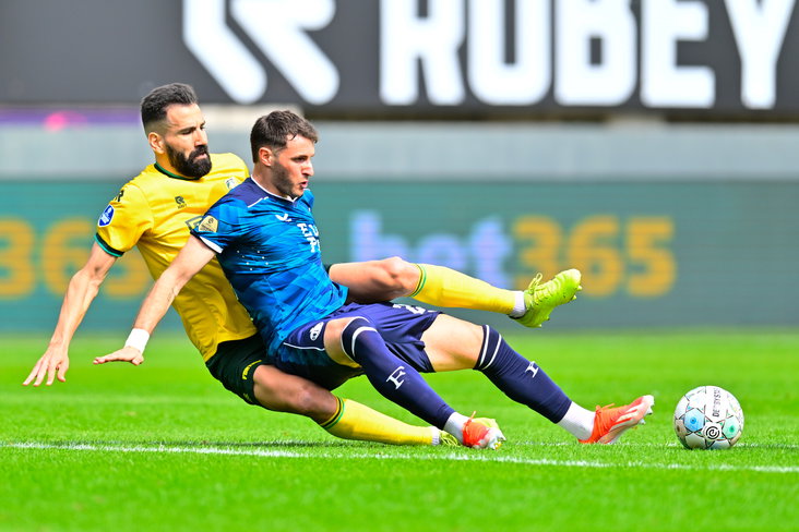 Dimitris Siovas in duel met Santiago Giménez