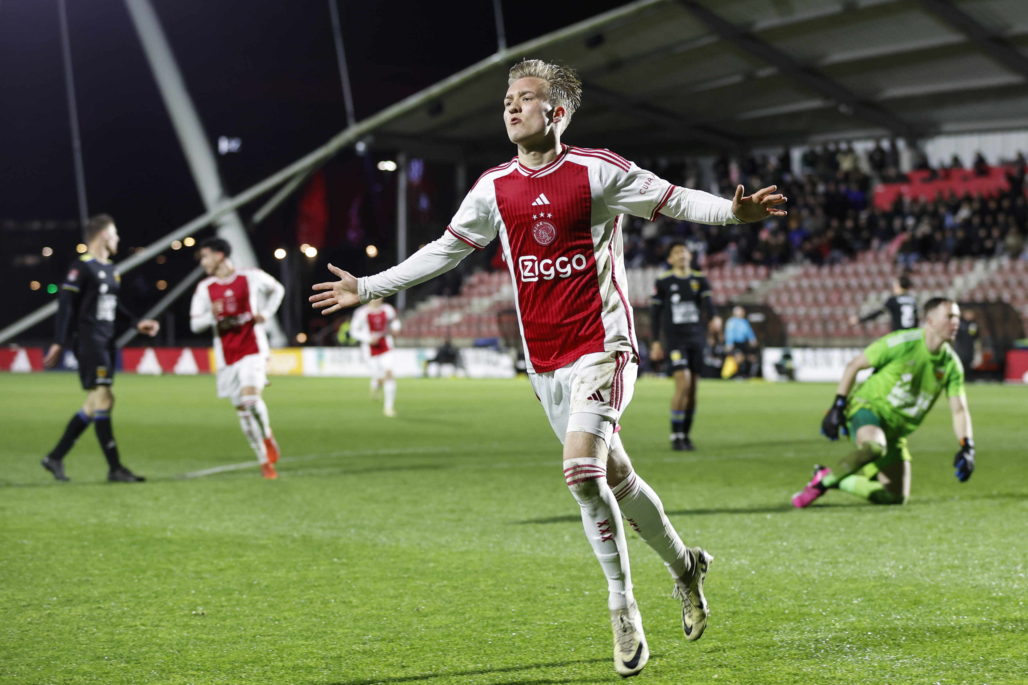 Julian Rijkhoff viert treffer tegen SC Cambuur