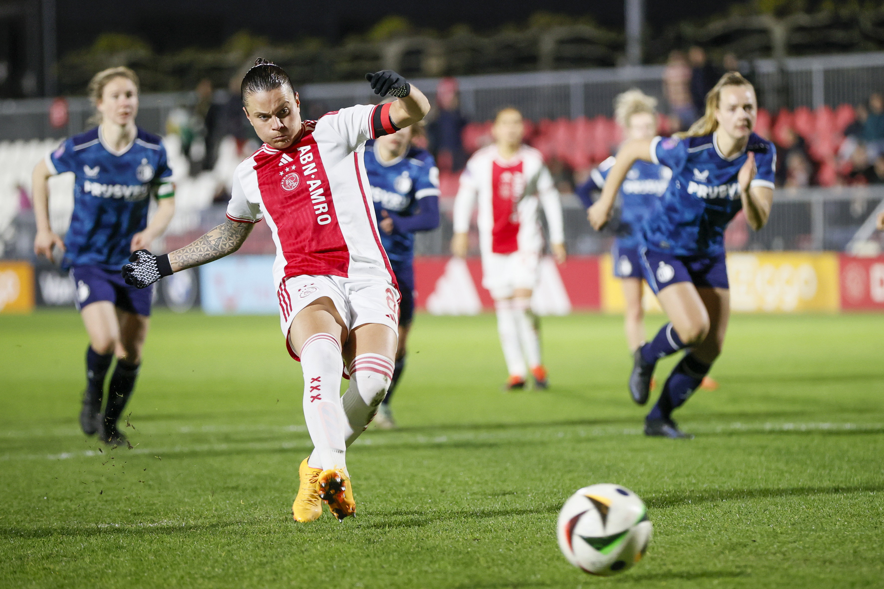 Sherida Spitse (Ajax) scoort de penalty tegen Feyenoord