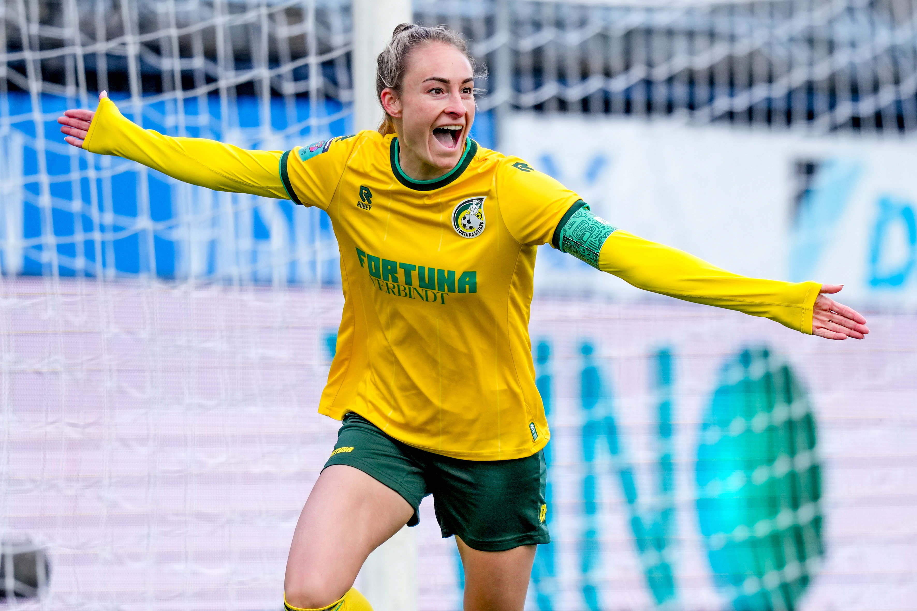 Tessa Wullaert juicht na een goal voor Fortuna Sittard