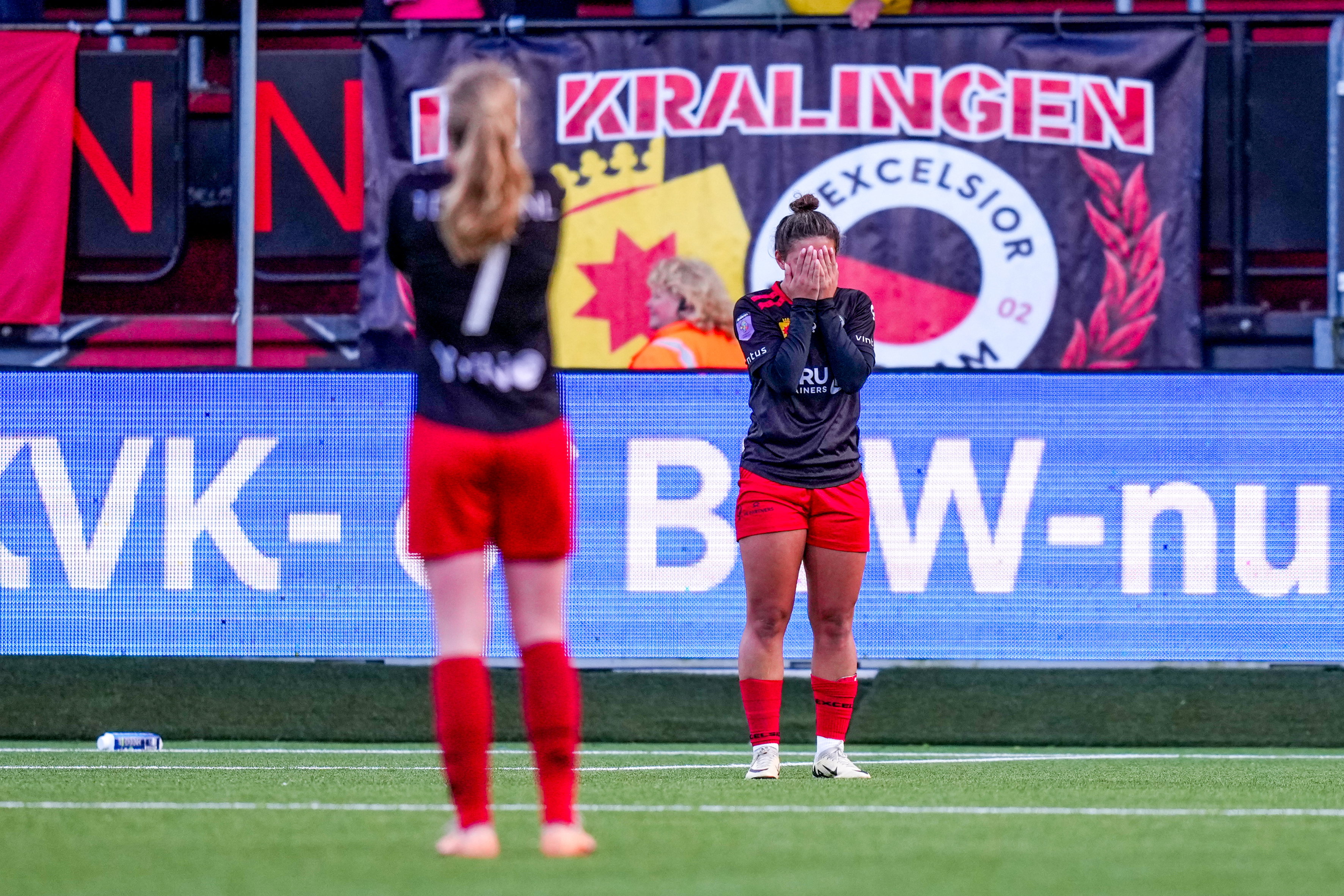 Sabrine Ellouzi (Excelsior) baalt