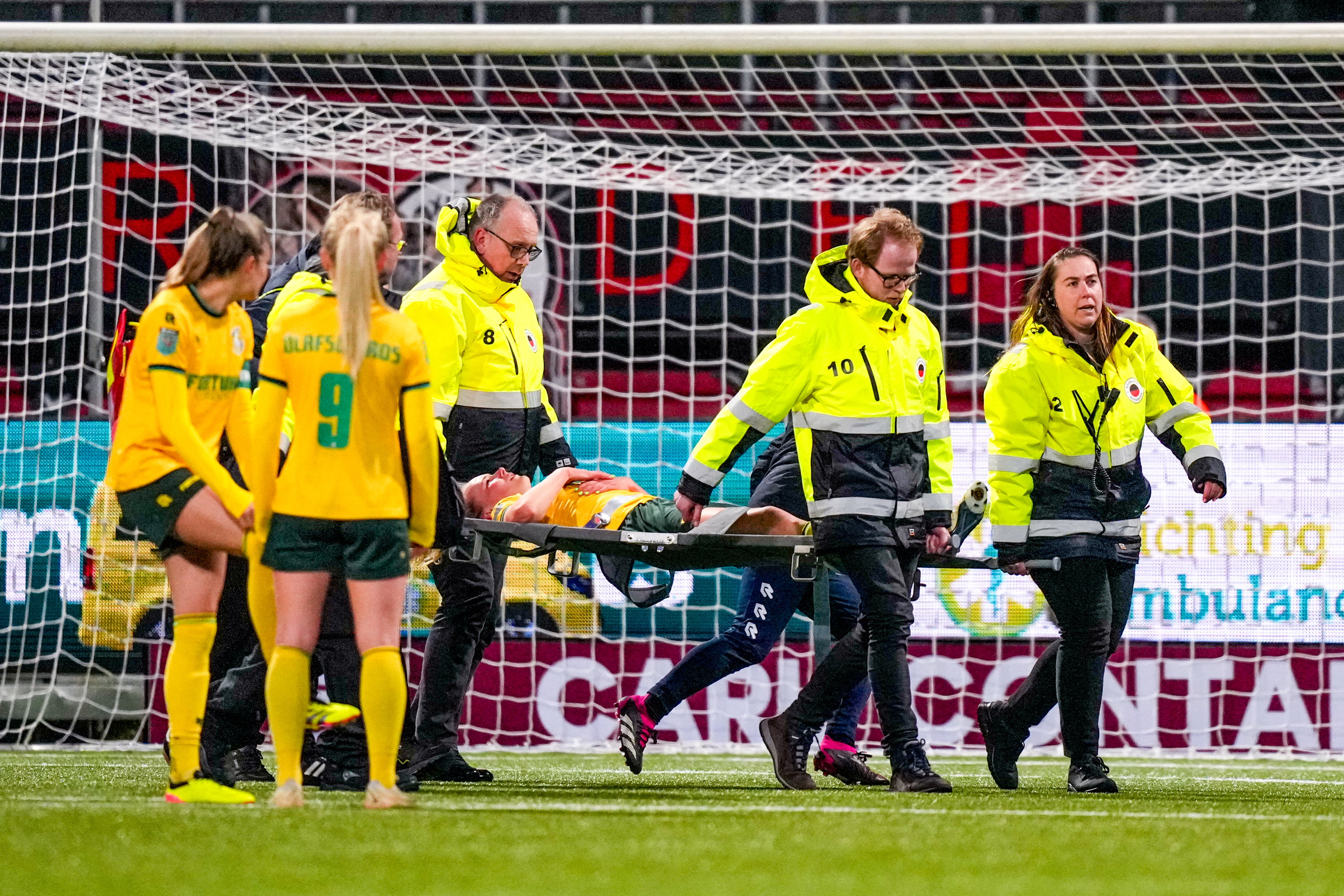 Féli Delacauw (Fortuna Sittard) moest op een brancard het veld af