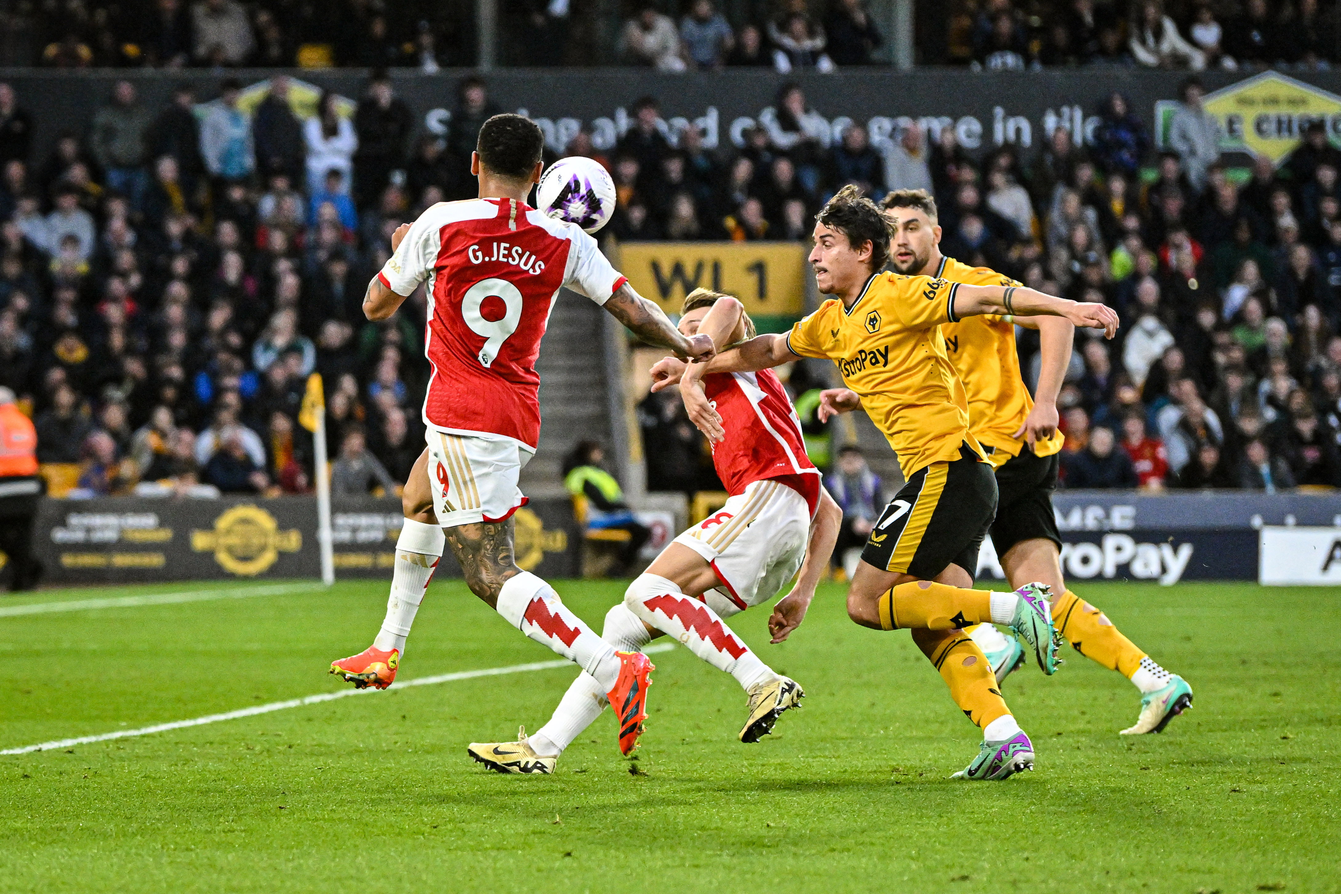 Hugo Bueno tegen Arsenal's Gabriel Jesus