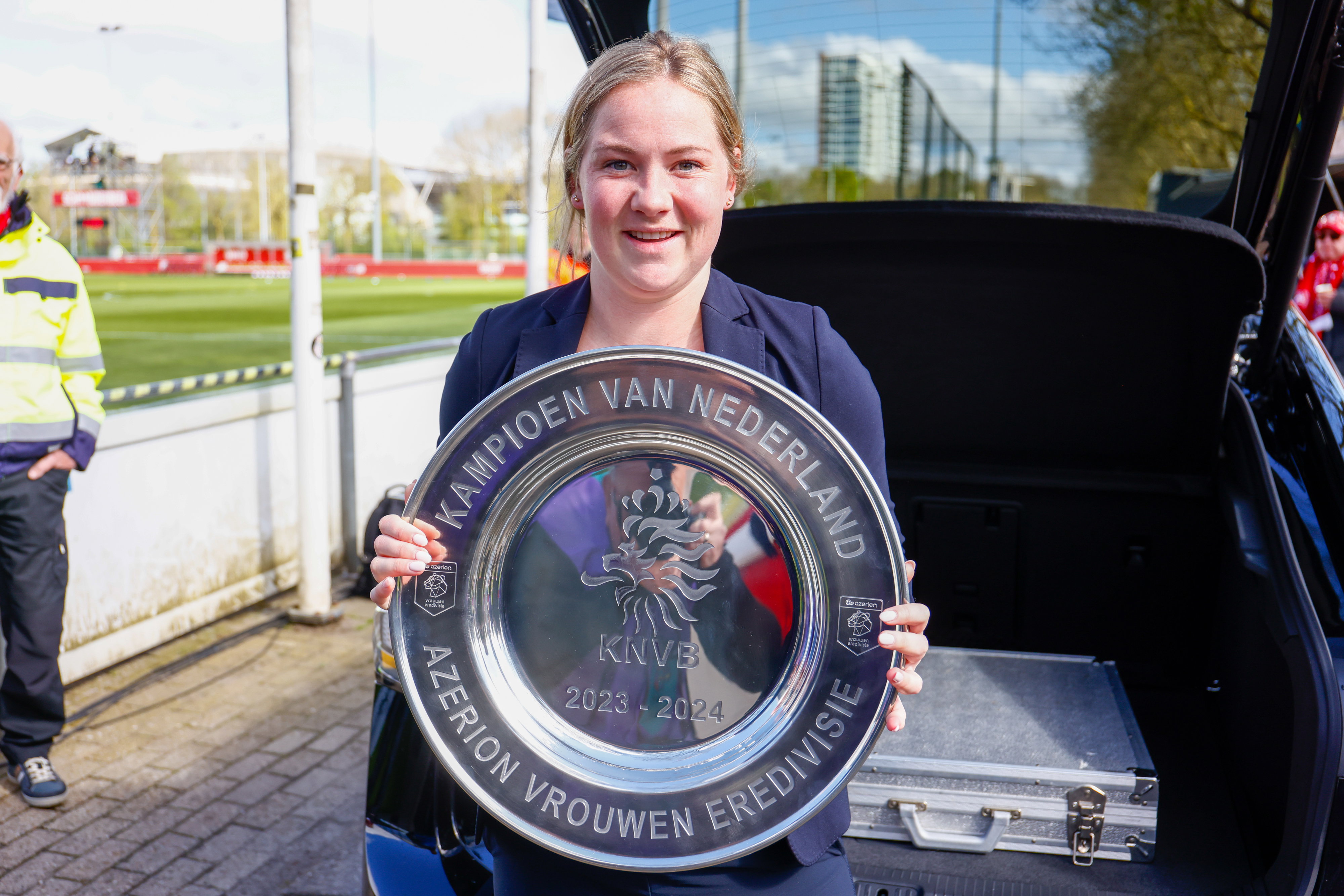 Lucienne Reichardt met de kampioensschaal 2023/24