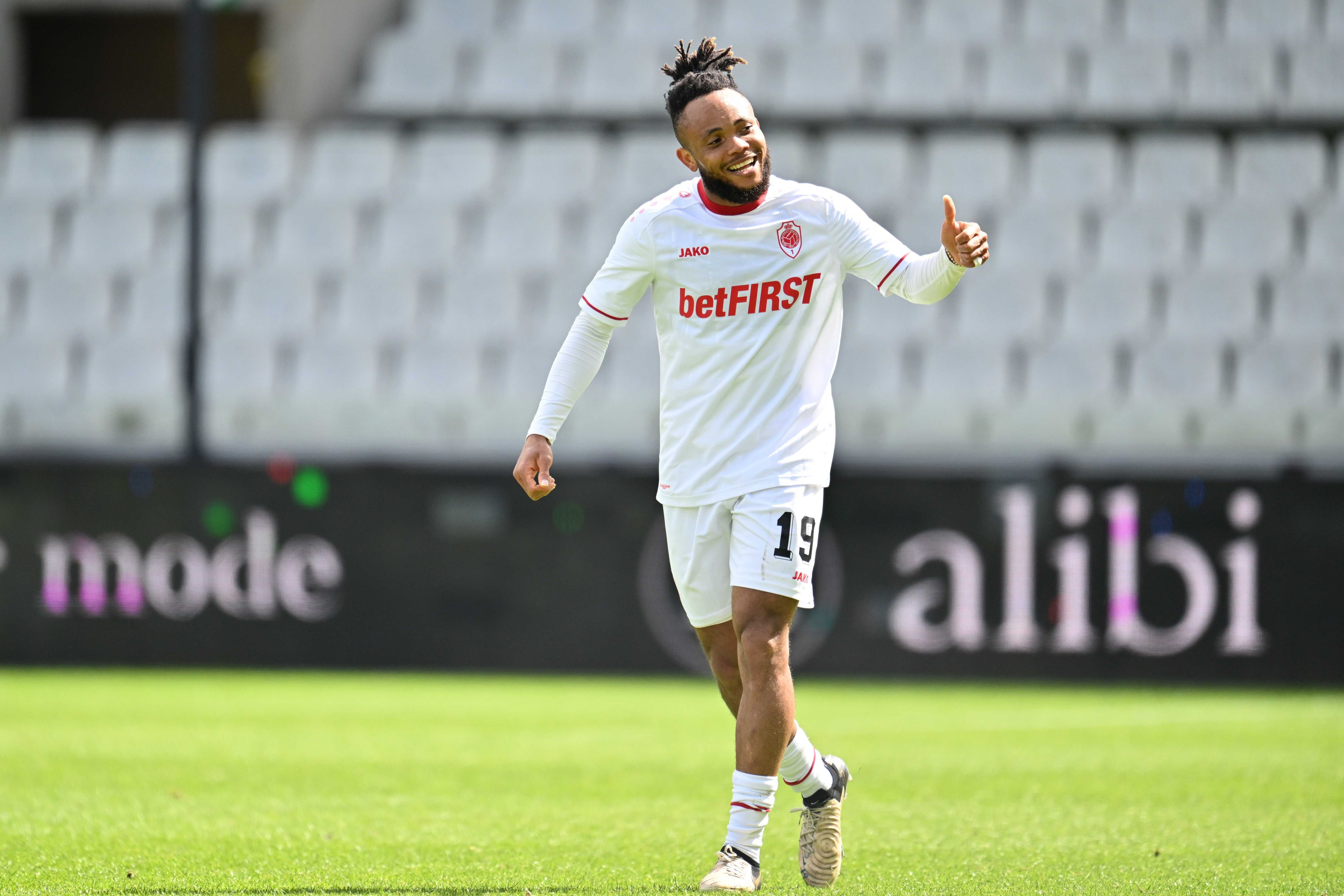 Chidera Ejuke in het shirt van Royal Antwerp