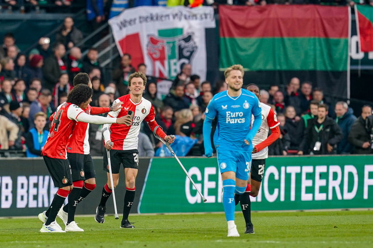 Mats Wieffer op krukken na de bekerfinale