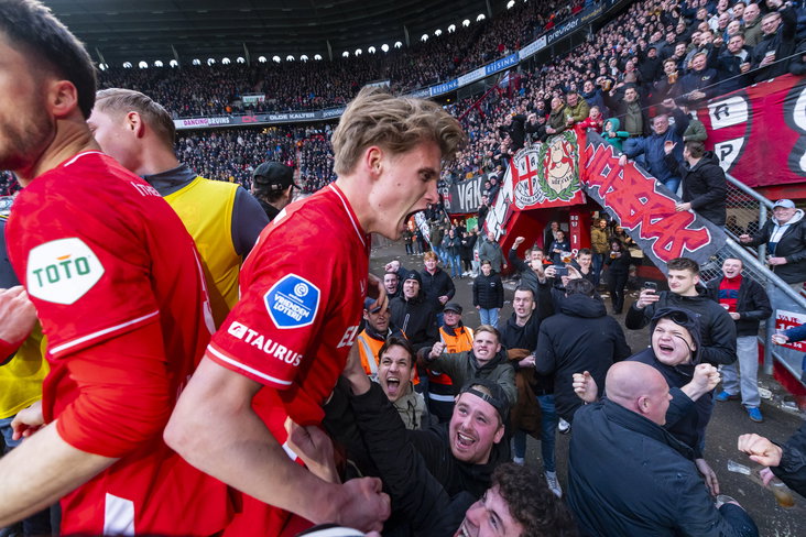 Sem Steijn viert zijn goal met de supporters