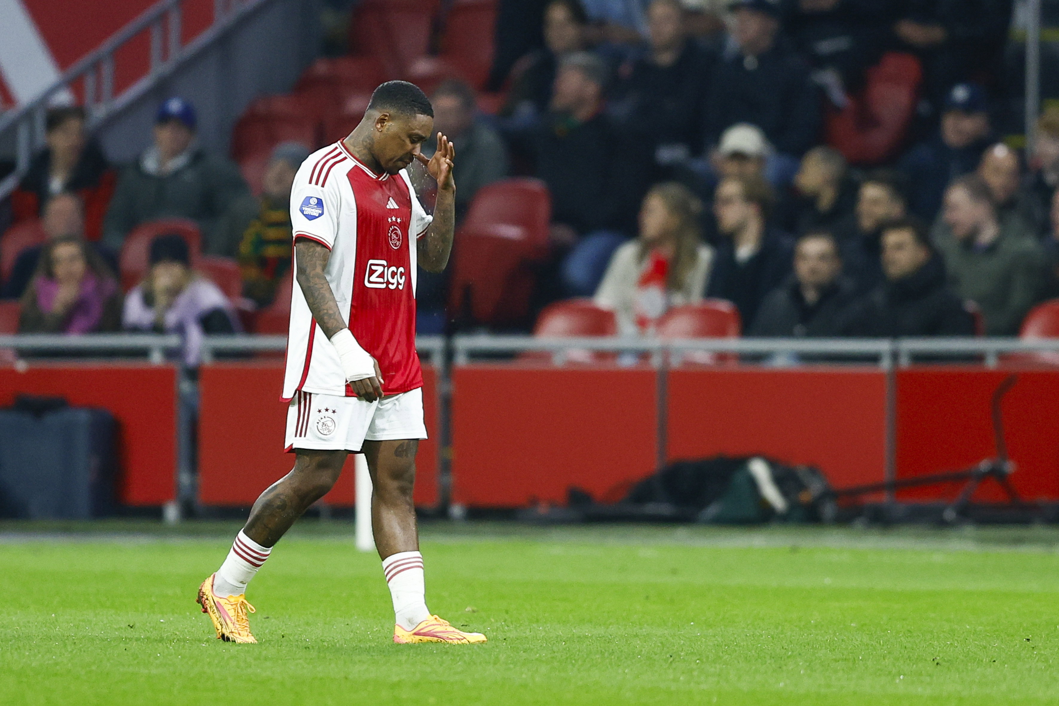 Steven Bergwijn verlaat het veld met rood