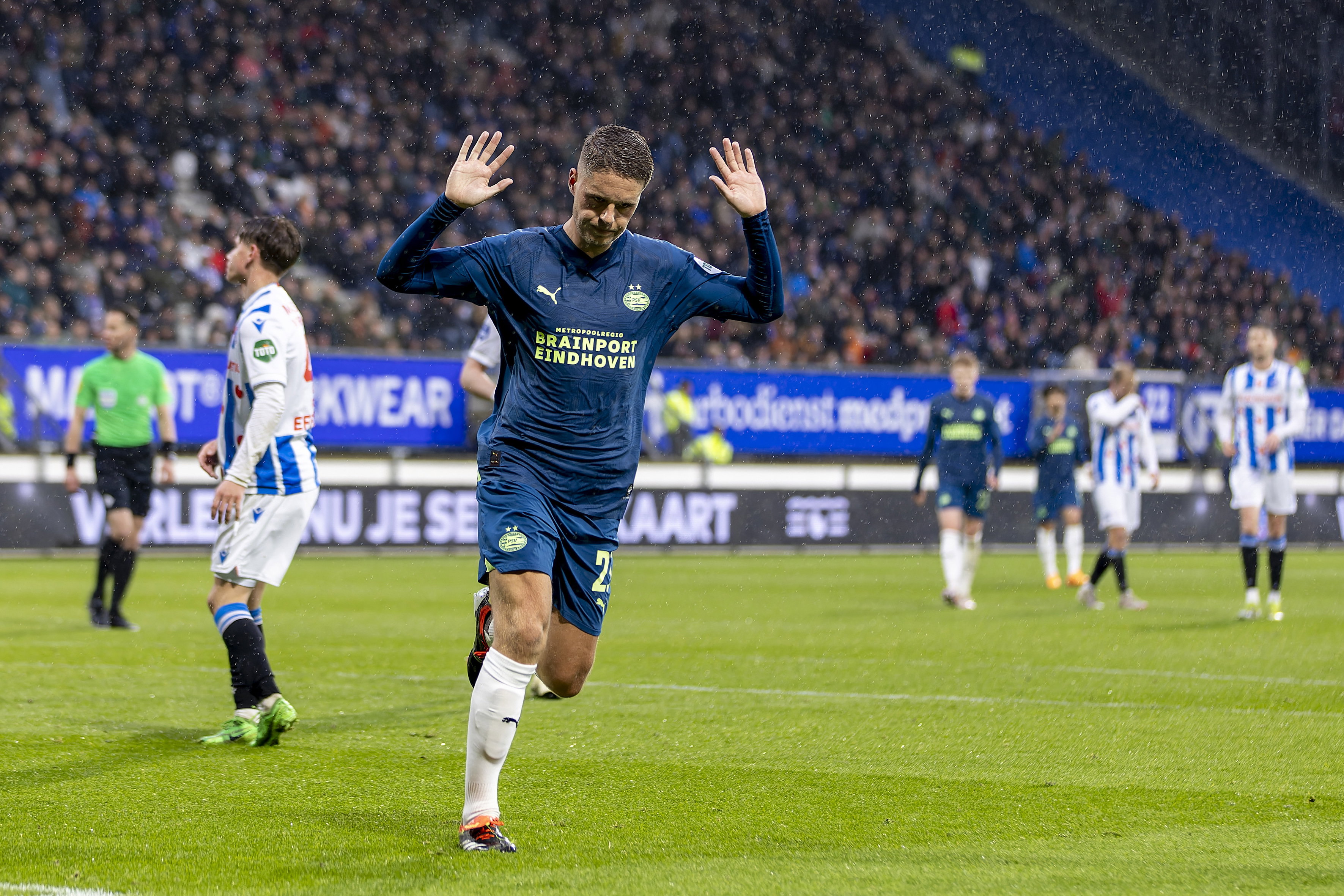 Joey Veerman scoort tegen Heerenveen